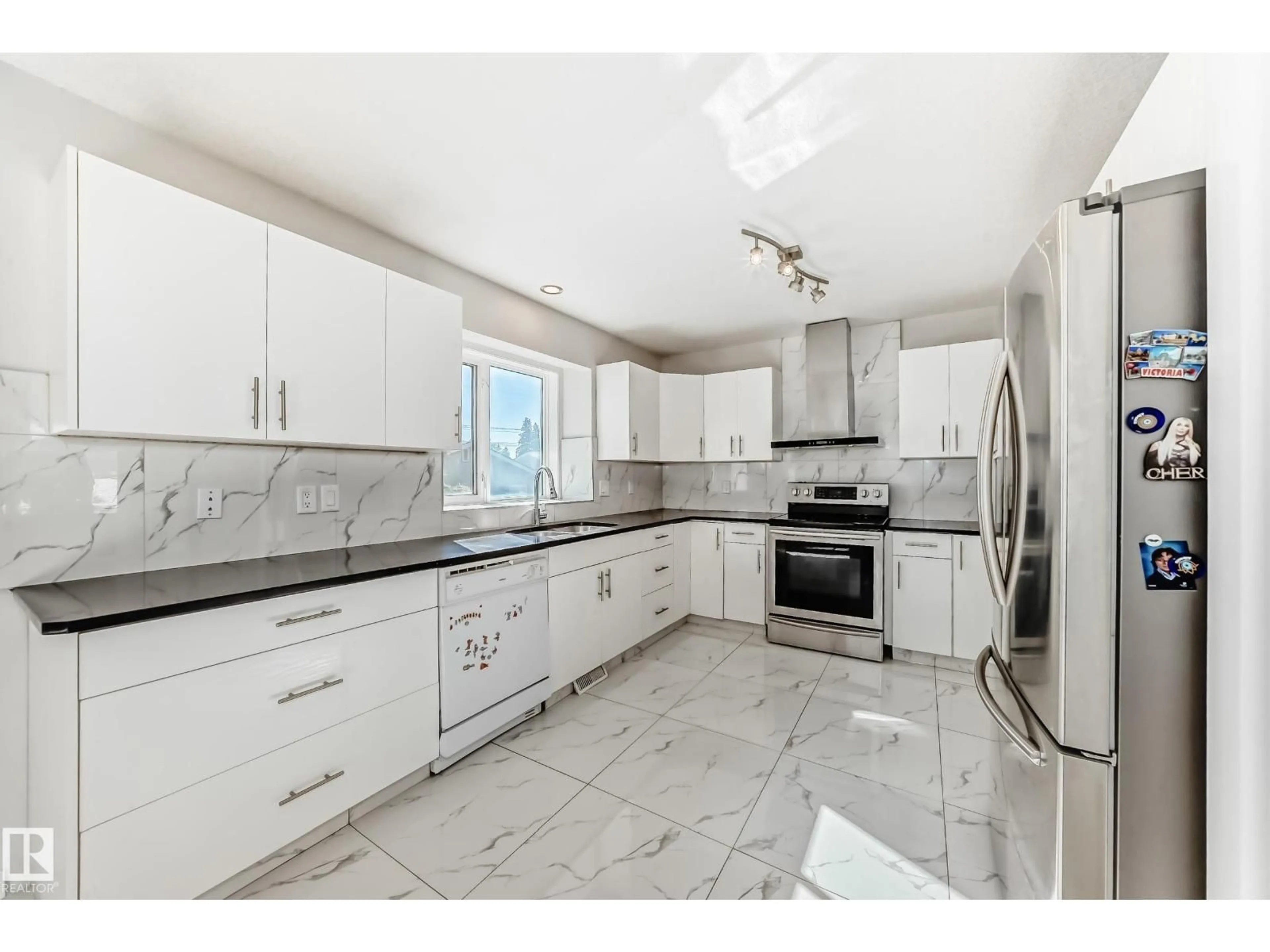 Open concept kitchen, ceramic/tile floor for NW - 9311 153 ST, Edmonton Alberta T5R1P9