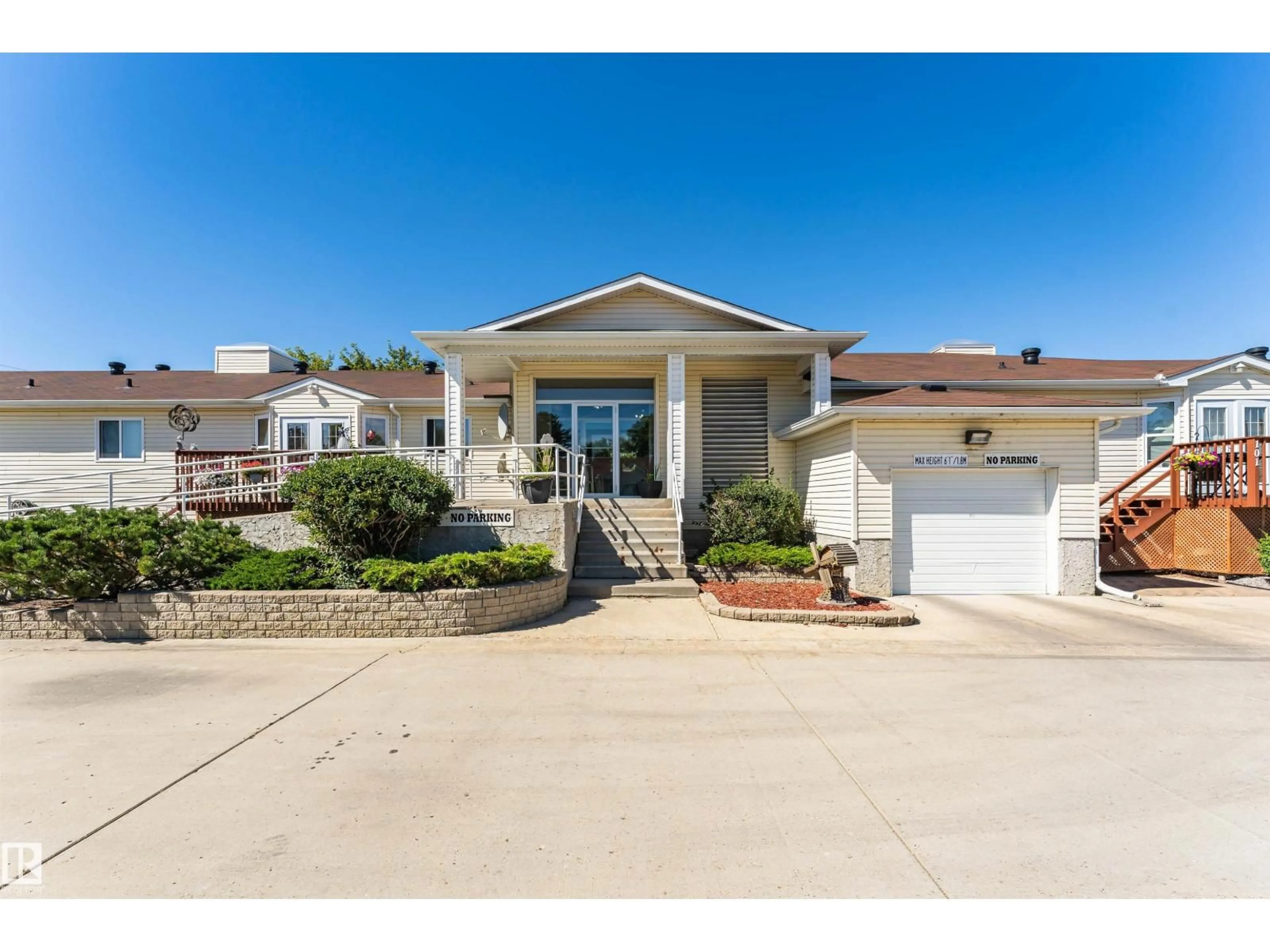 Home with vinyl exterior material, water/lake/river/ocean view for 207 - 10502 101 AV, Morinville Alberta T8R1V7