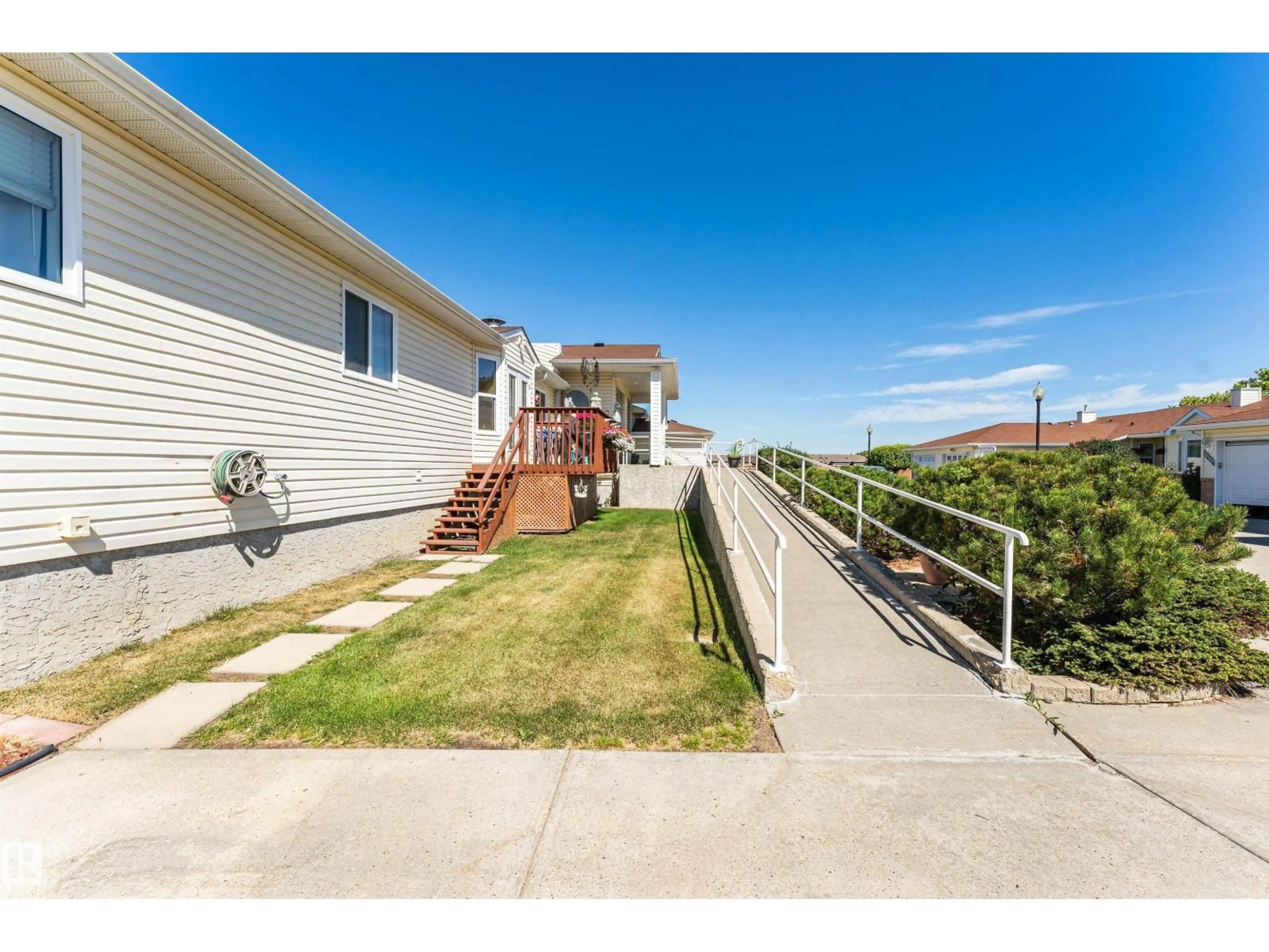 Patio, unknown for 207 - 10502 101 AV, Morinville Alberta T8R1V7
