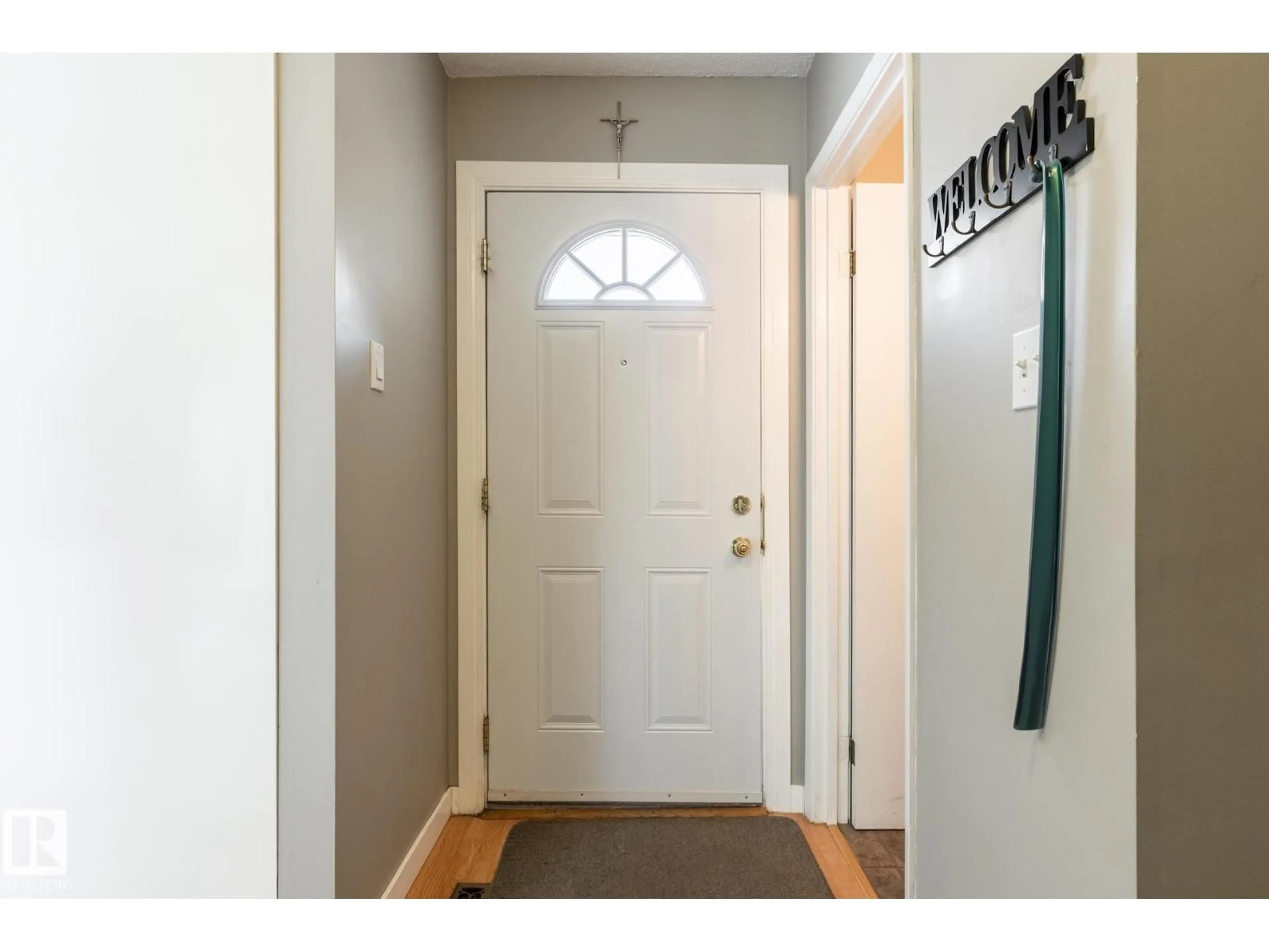 Indoor entryway for 14446 56 STREET, Edmonton Alberta T5A3R1