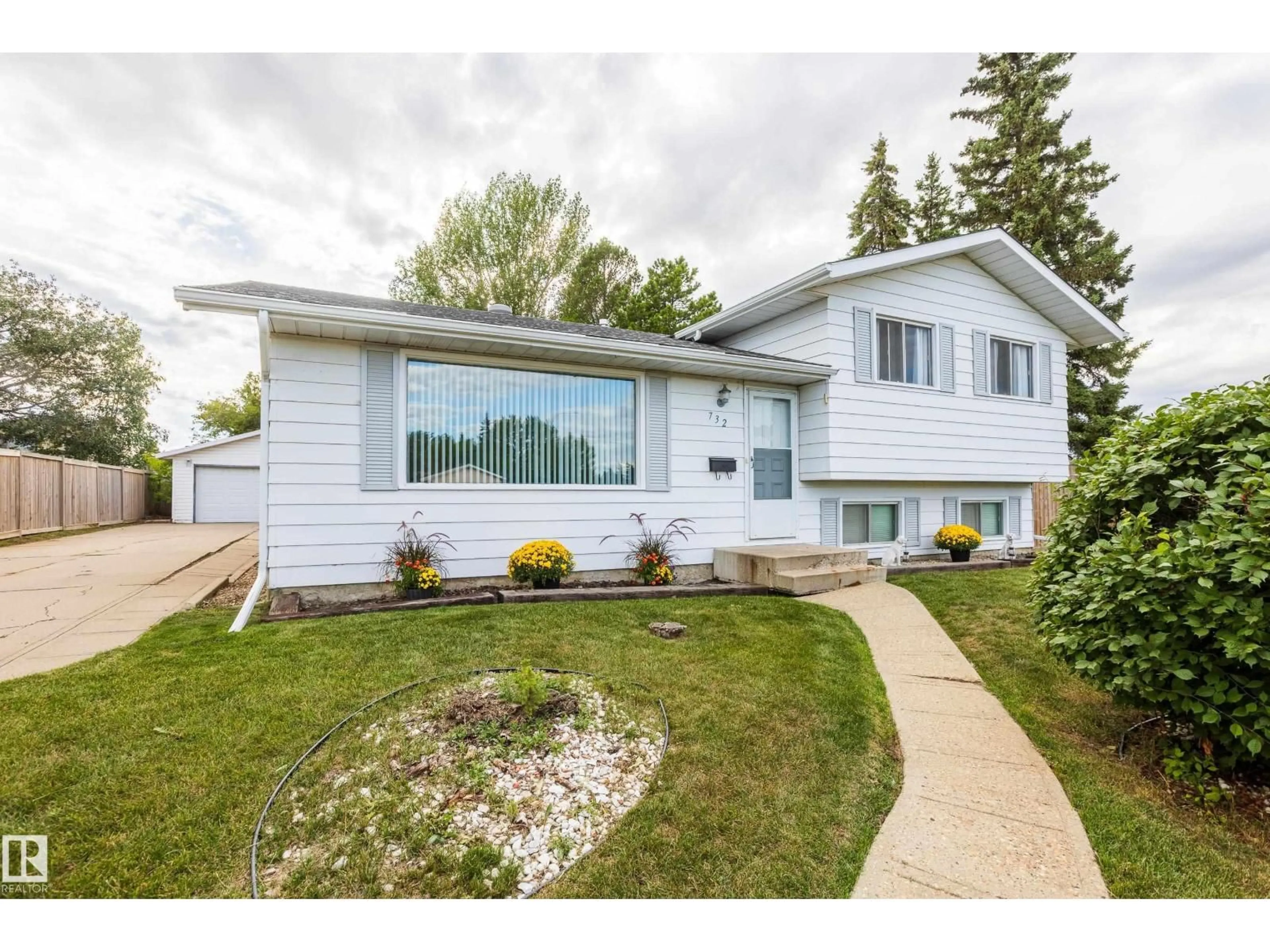 Home with vinyl exterior material, street for 732 GRANDIN DR, Morinville Alberta T8R1K2