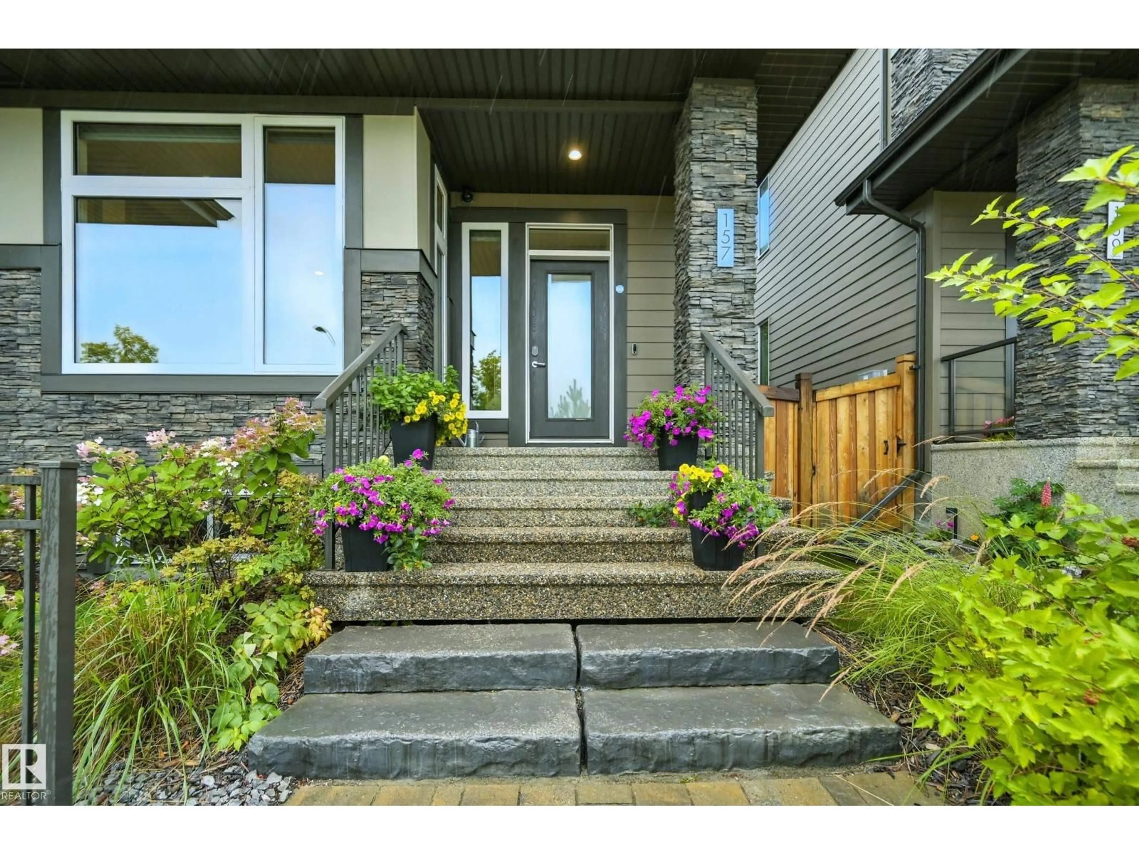 Indoor entryway for 157 HAYS RIDGE BV, Edmonton Alberta T6W4G5