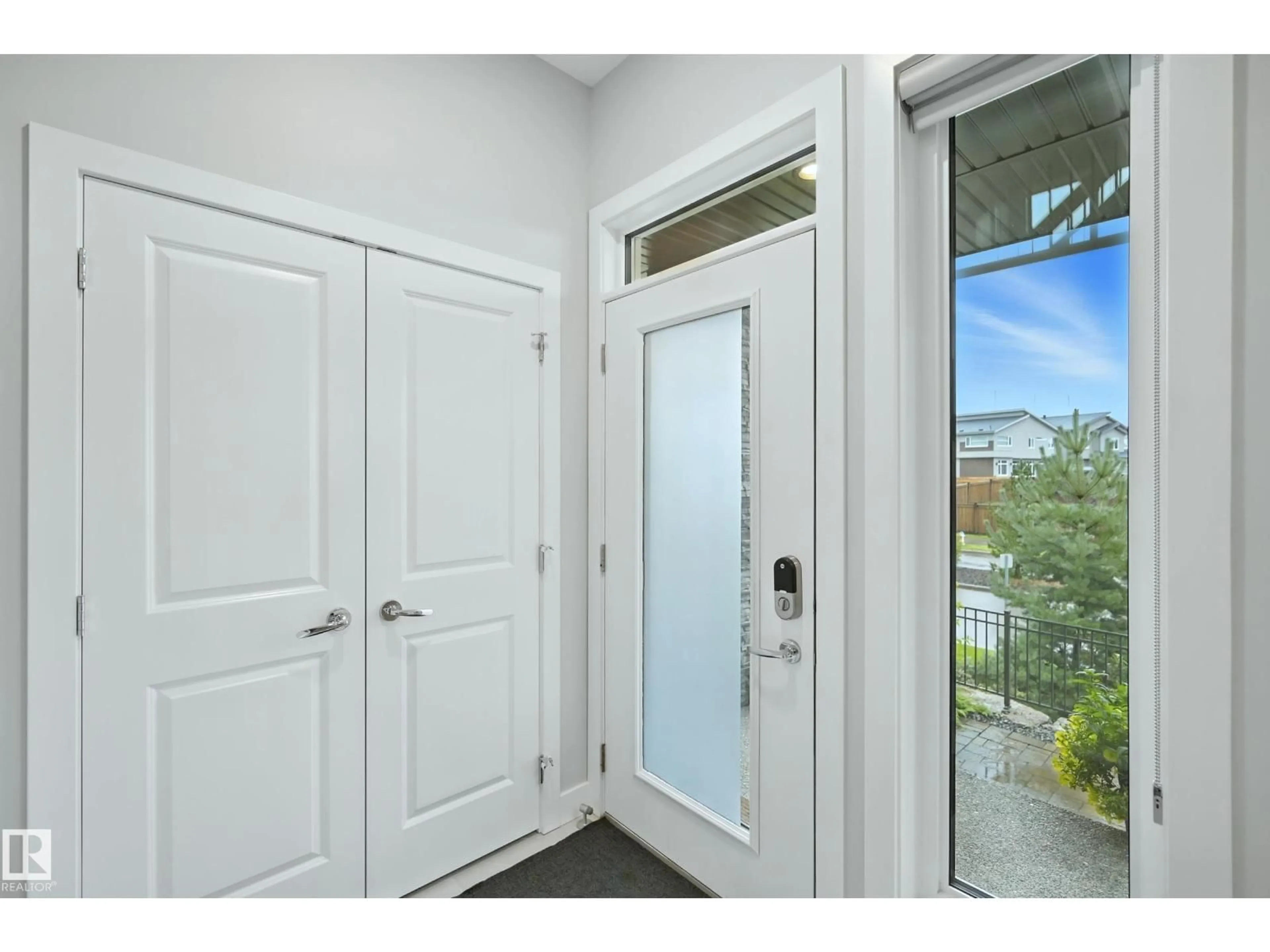 Indoor entryway for 157 HAYS RIDGE BV, Edmonton Alberta T6W4G5