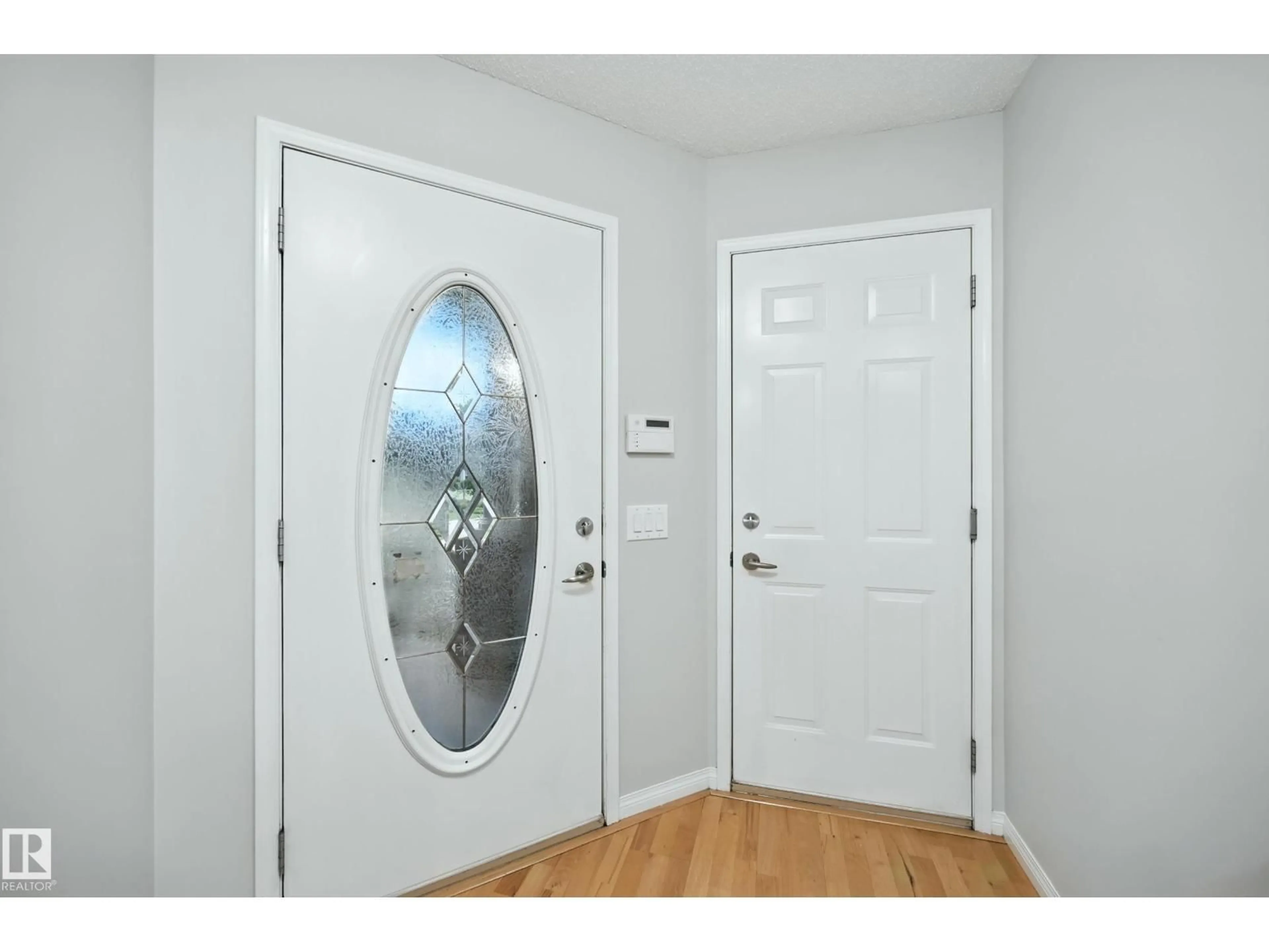Indoor entryway for 16 10848 8 AV SW, Edmonton Alberta T6W1G5