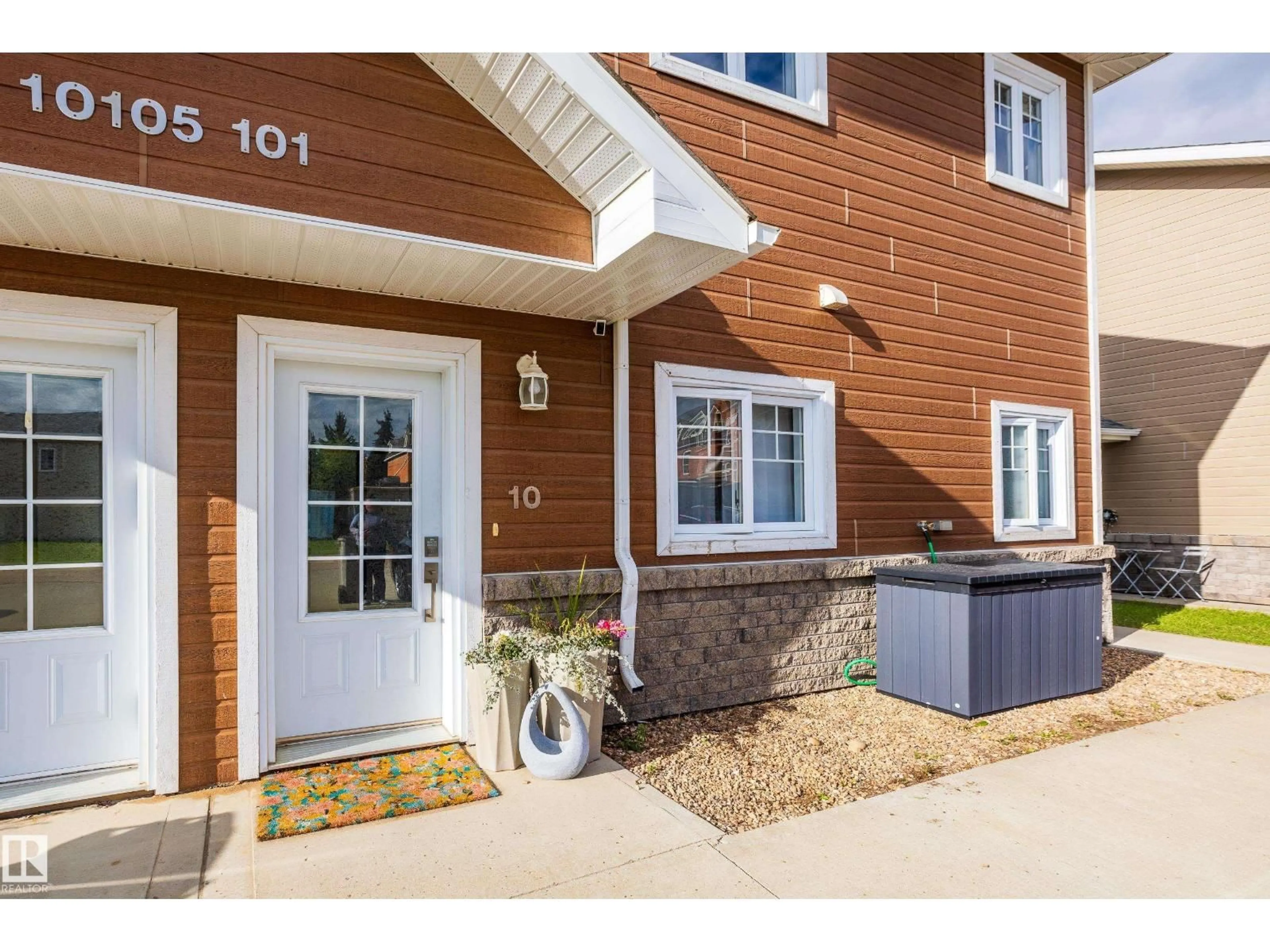 Indoor entryway for 10 10105 101 AV, Morinville Alberta T8R1A6