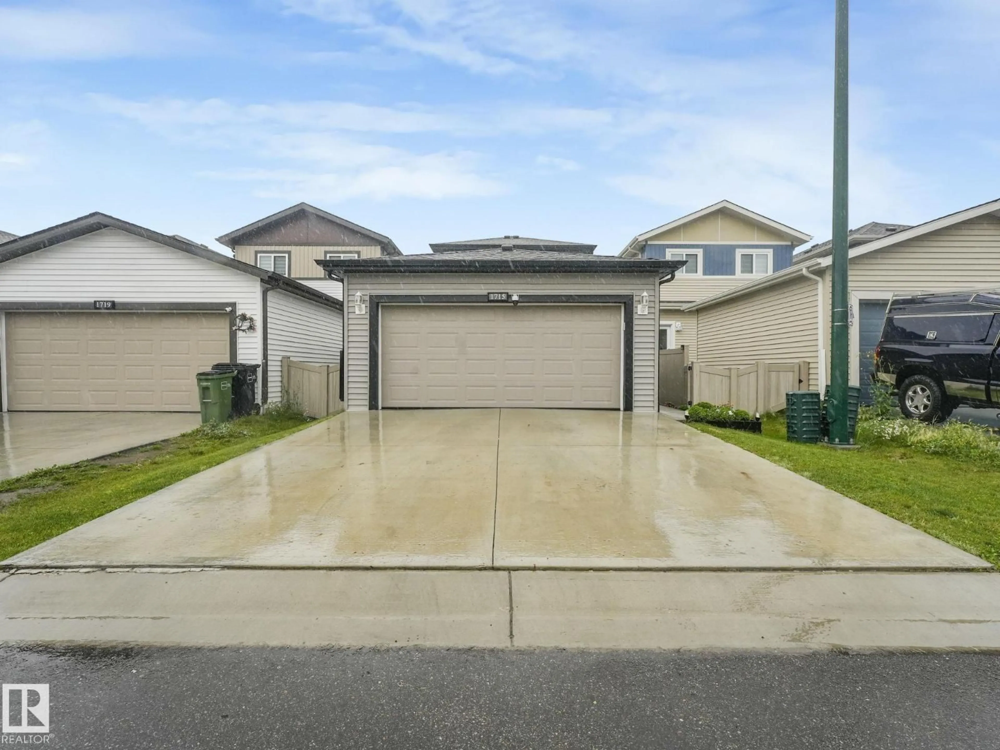 Indoor garage for NW - 1715 26A ST, Edmonton Alberta T6T2H9