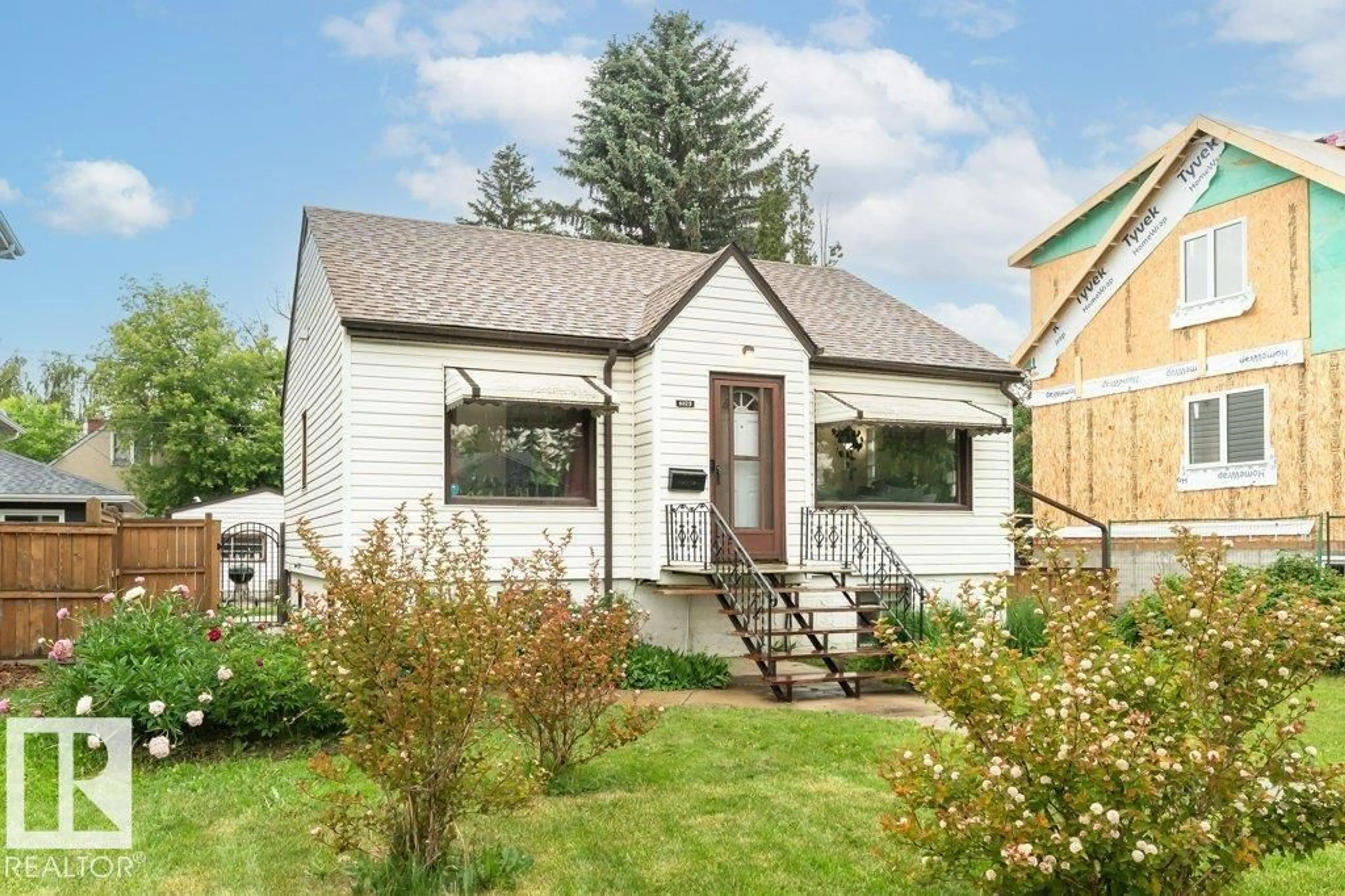 Home with vinyl exterior material, street for 6028 106 ST, Edmonton Alberta T6H2T7