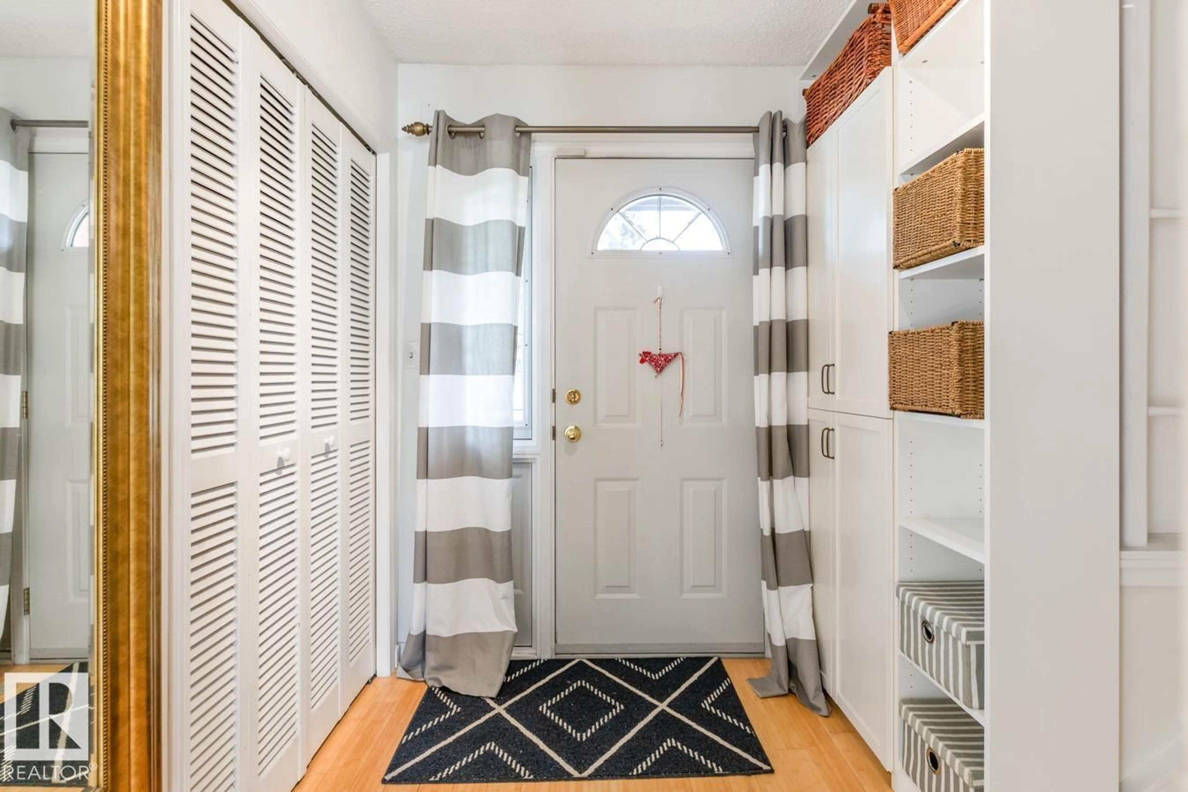 Indoor entryway for 8511 24 AV, Edmonton Alberta T6K2W3