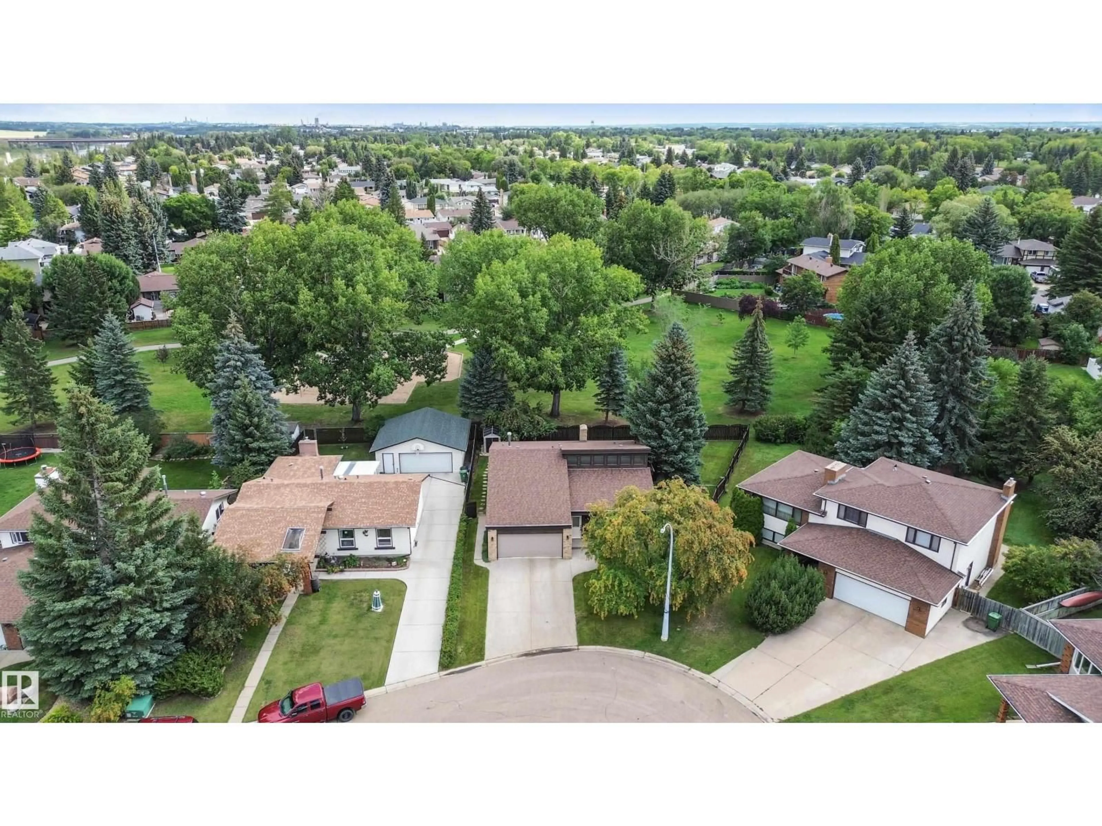 A pic from outside/outdoor area/front of a property/back of a property/a pic from drone, unknown for 9905 80 ST, Fort Saskatchewan Alberta T8L3H9