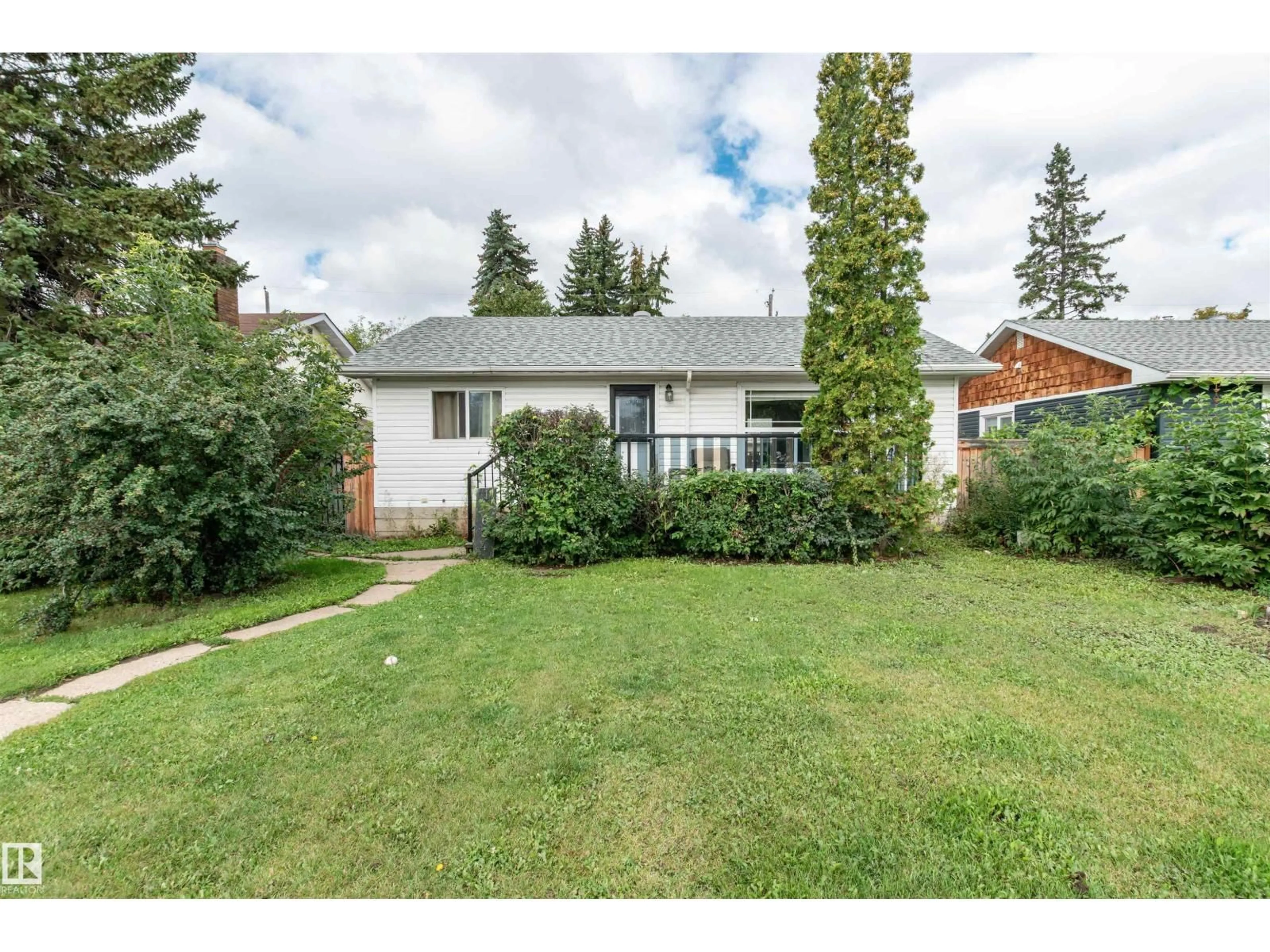 A pic from outside/outdoor area/front of a property/back of a property/a pic from drone, street for 10624 40 ST, Edmonton Alberta T6A1T2