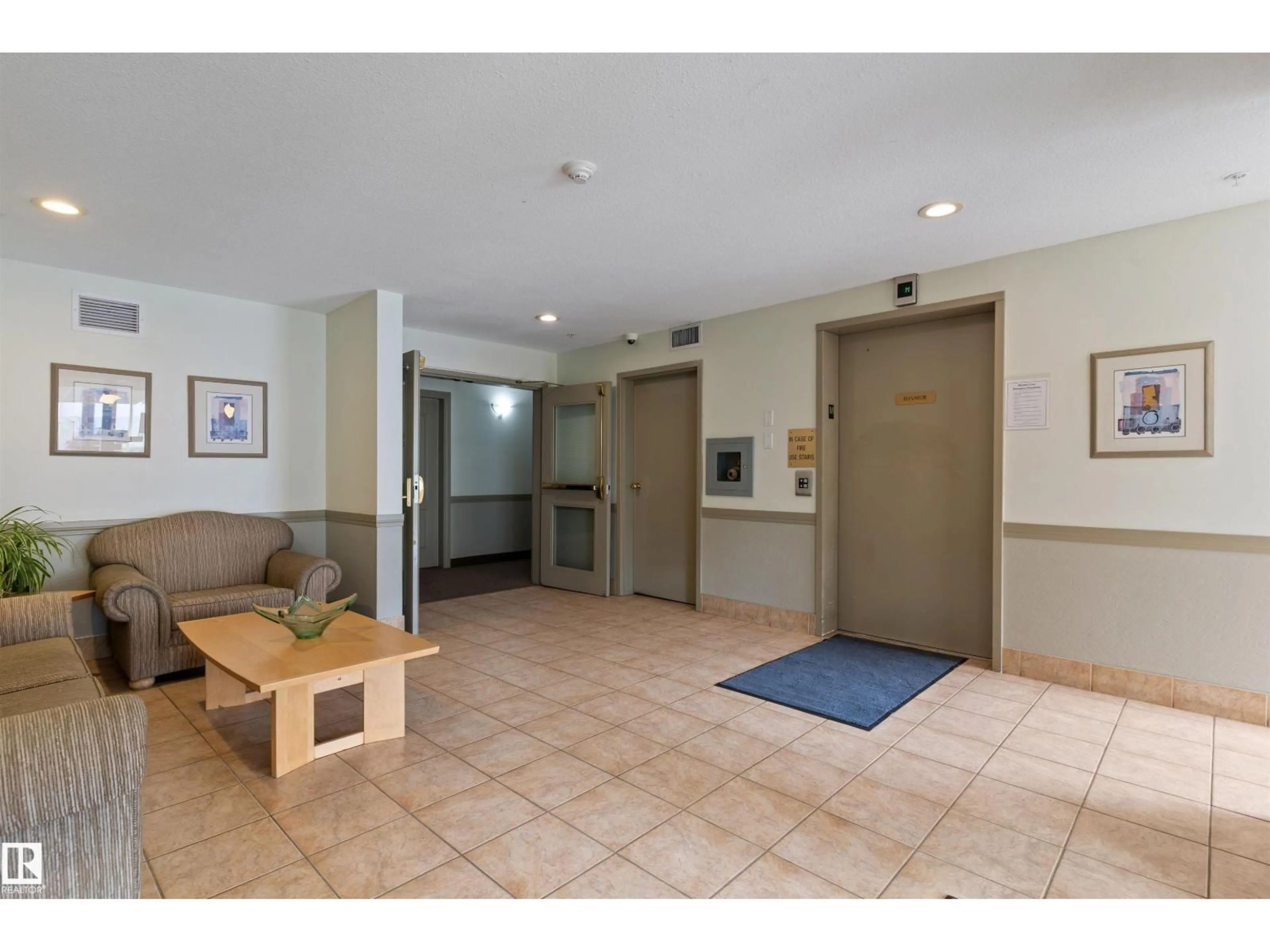 Indoor foyer for 207 - 4703 43 AV, Stony Plain Alberta T2Z2S7