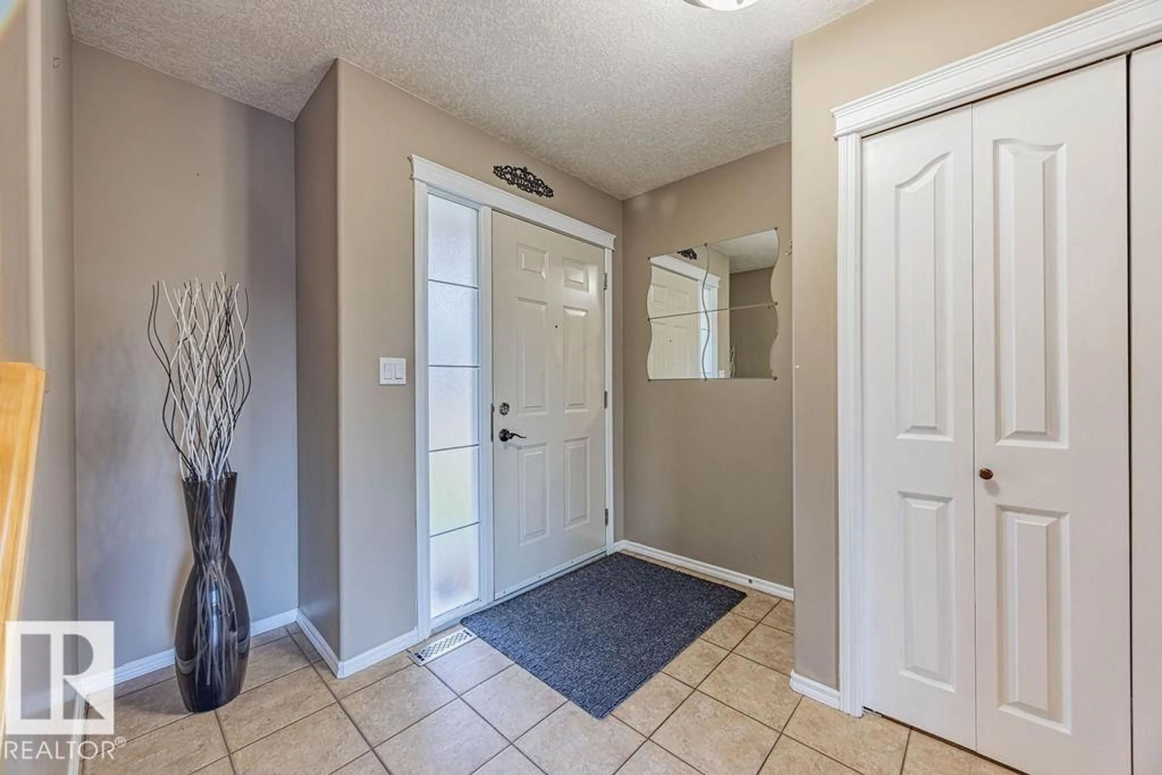 Indoor entryway for 30 CASCADE CR, Sherwood Park Alberta T8H2S7