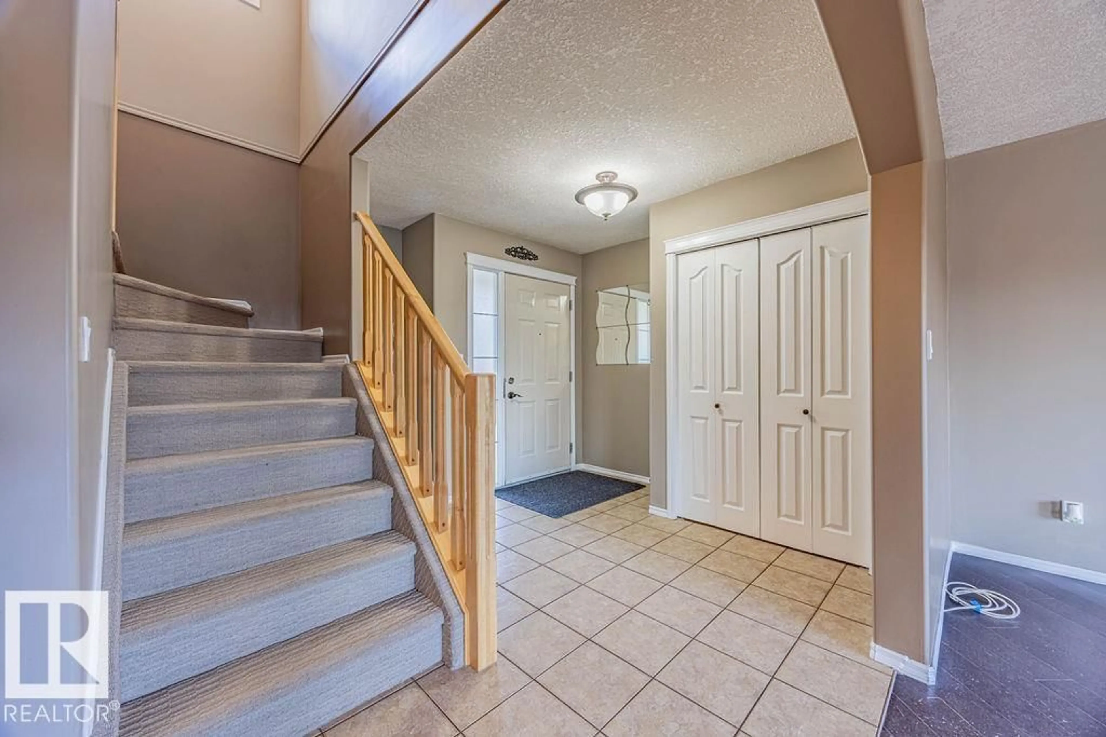 Indoor entryway for 30 CASCADE CR, Sherwood Park Alberta T8H2S7