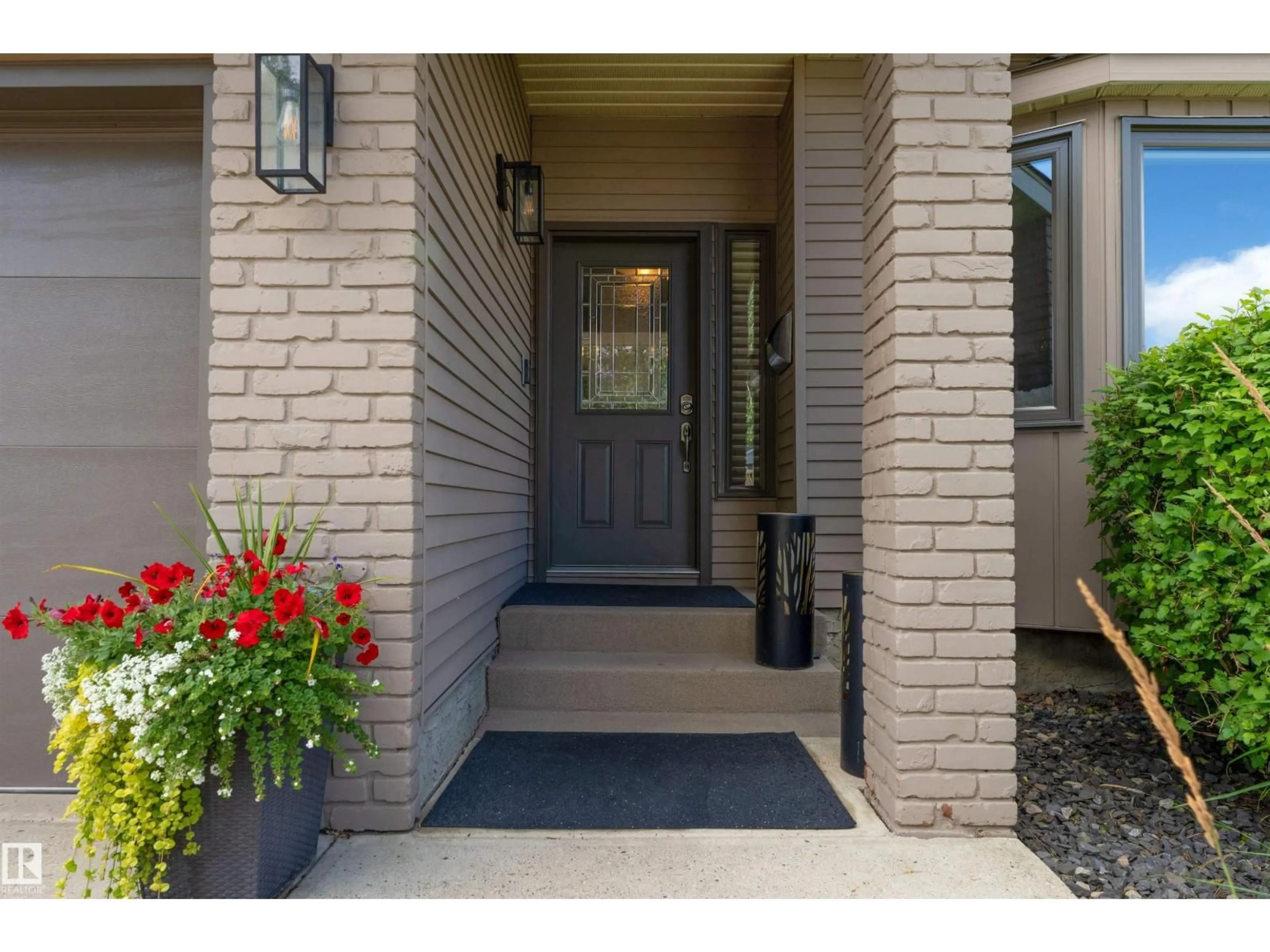 Indoor entryway for 214 RHATIGAN RD W, Edmonton Alberta T6R1G1