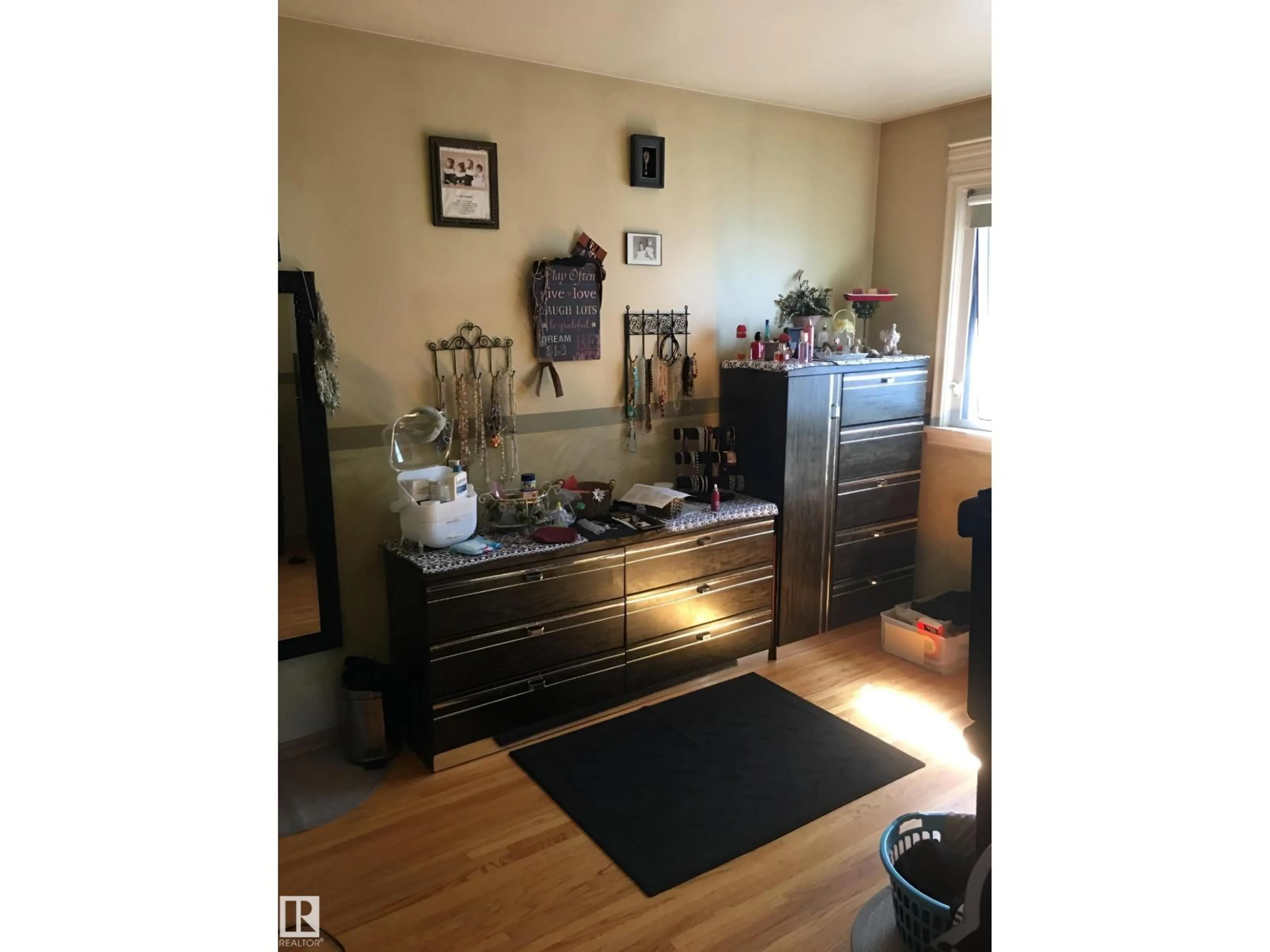 A pic of a room for 11813 41 ST, Edmonton Alberta T5W2L9