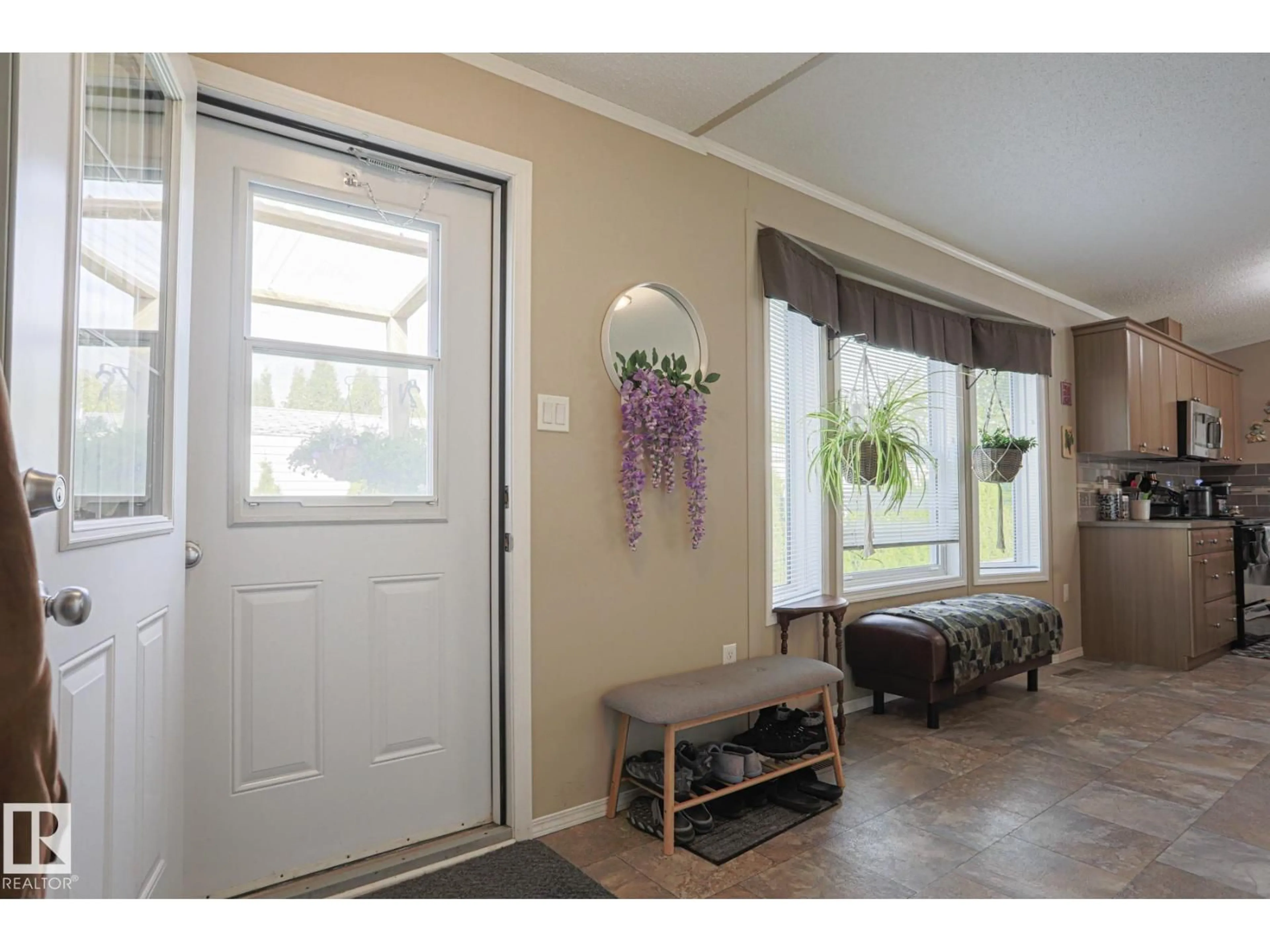 Indoor entryway for 6 THE PARKWAY NW, Edmonton Alberta T6P1C7
