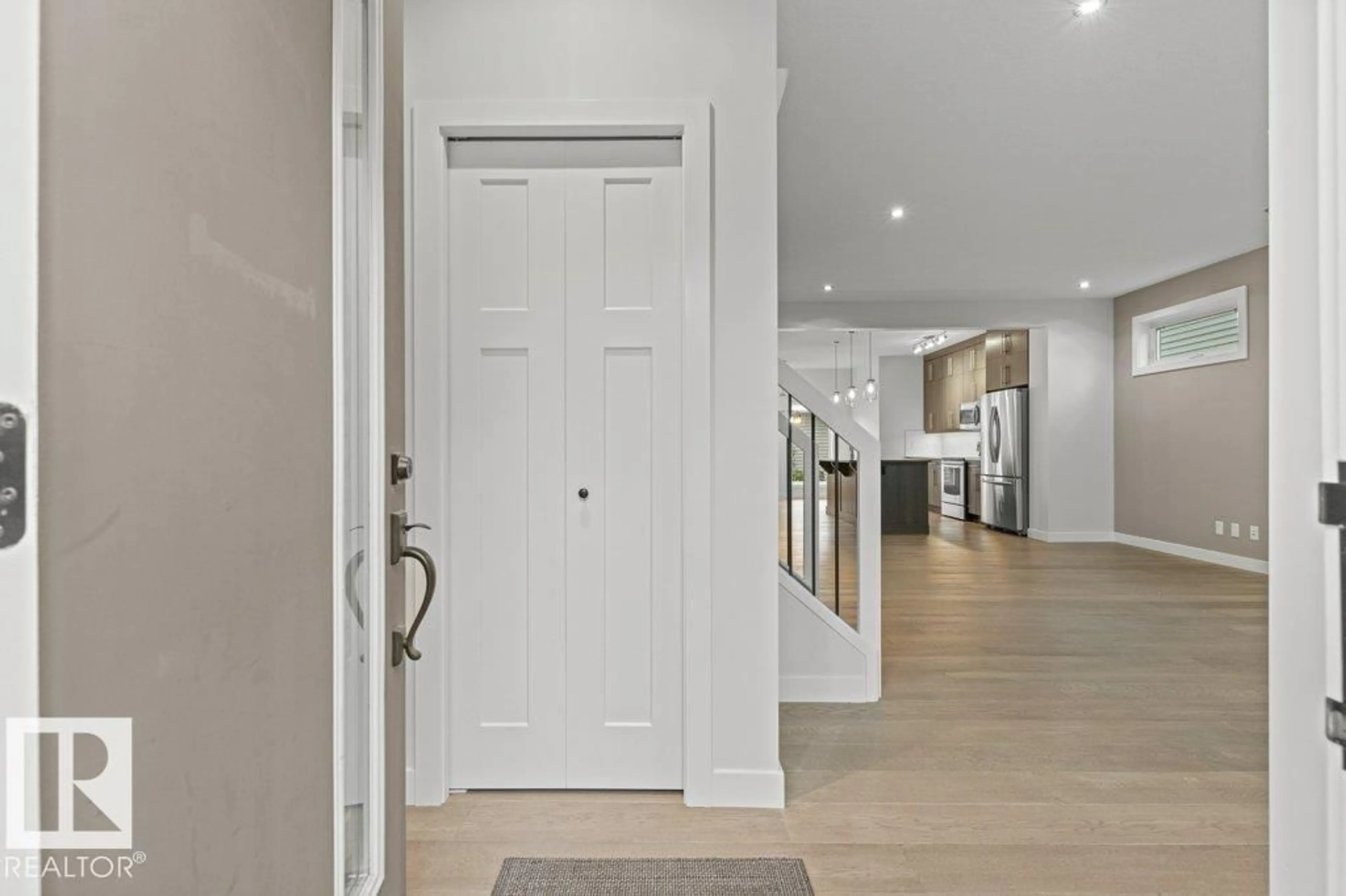 Indoor foyer for 7214 CARDINAL WY, Edmonton Alberta T6W2Y5