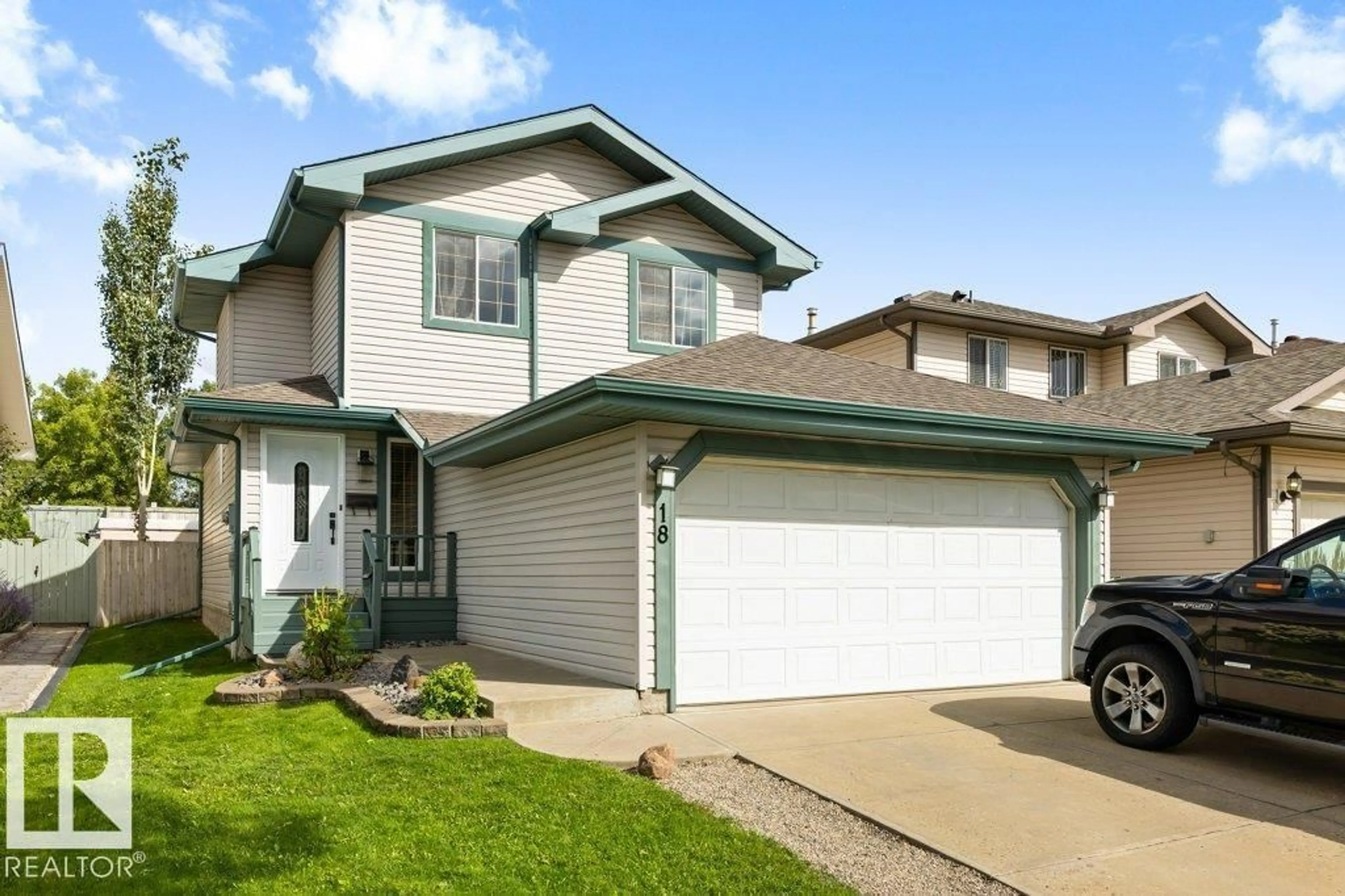 Home with vinyl exterior material, street for 18 HAWTHORNE CR, St. Albert Alberta T8N6N5