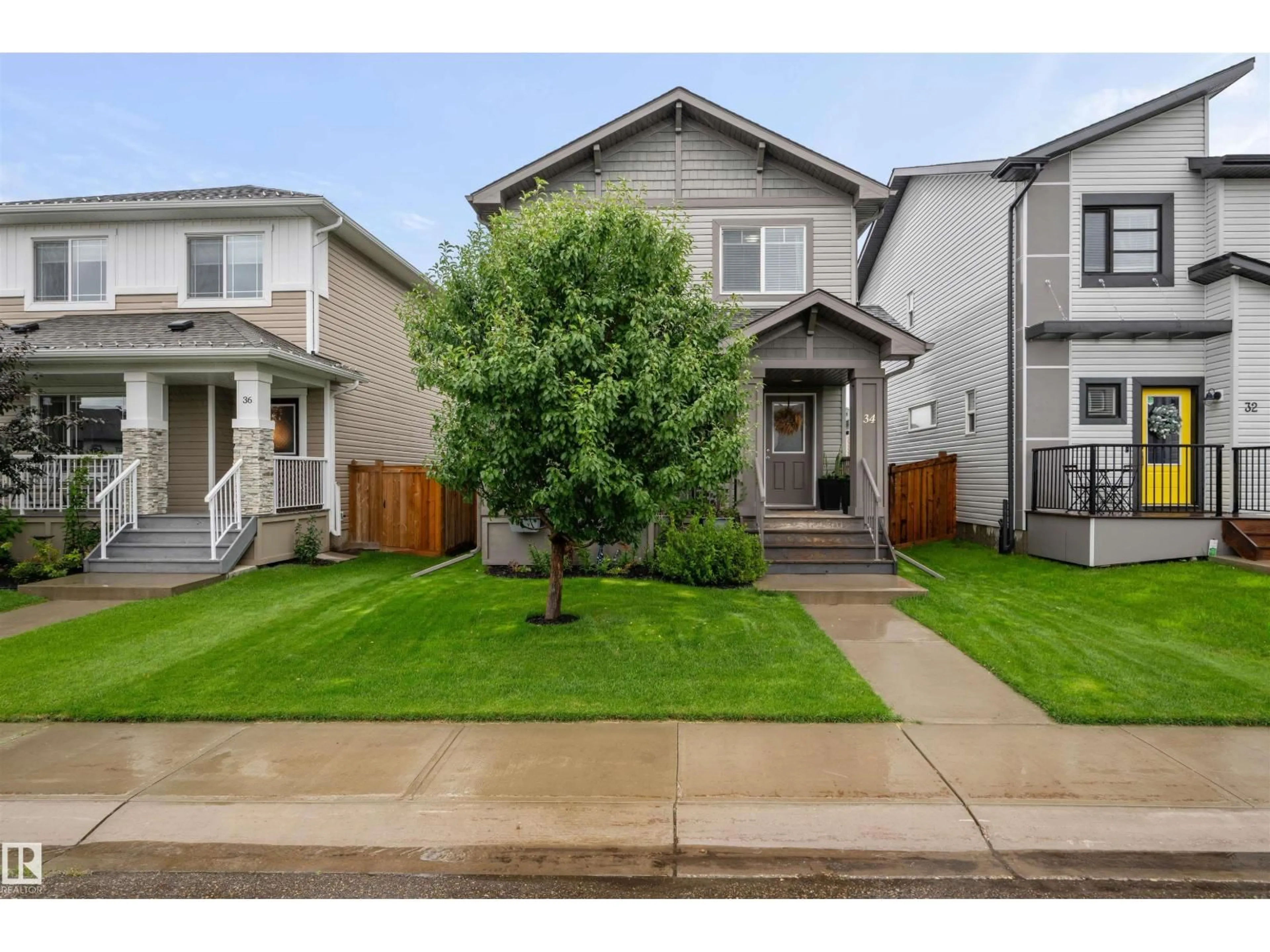 Home with vinyl exterior material, street for 34 HOPE CM, Spruce Grove Alberta T7X0X3