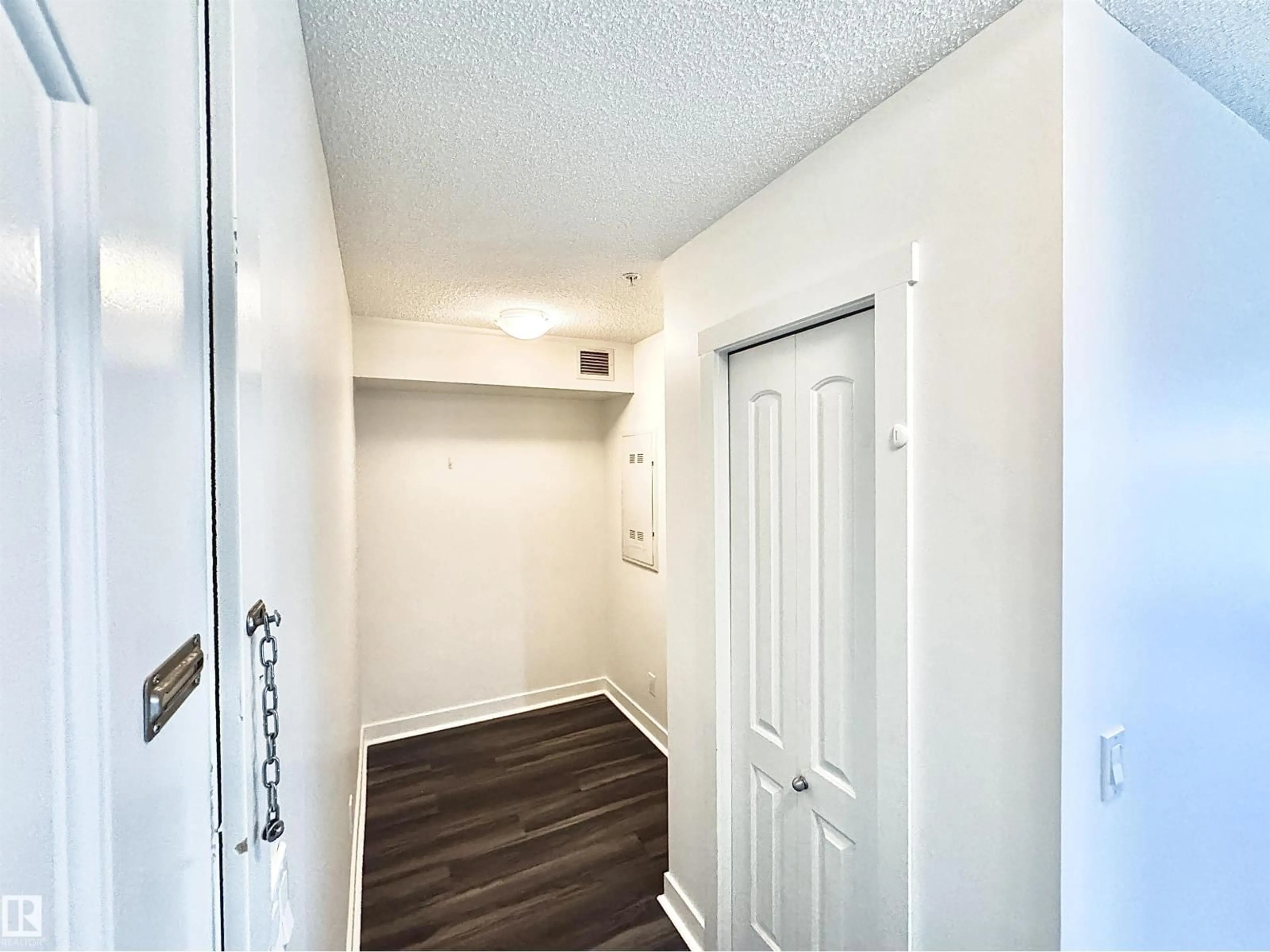 Indoor entryway for 206 WATT BV, Edmonton Alberta T6X0Y2