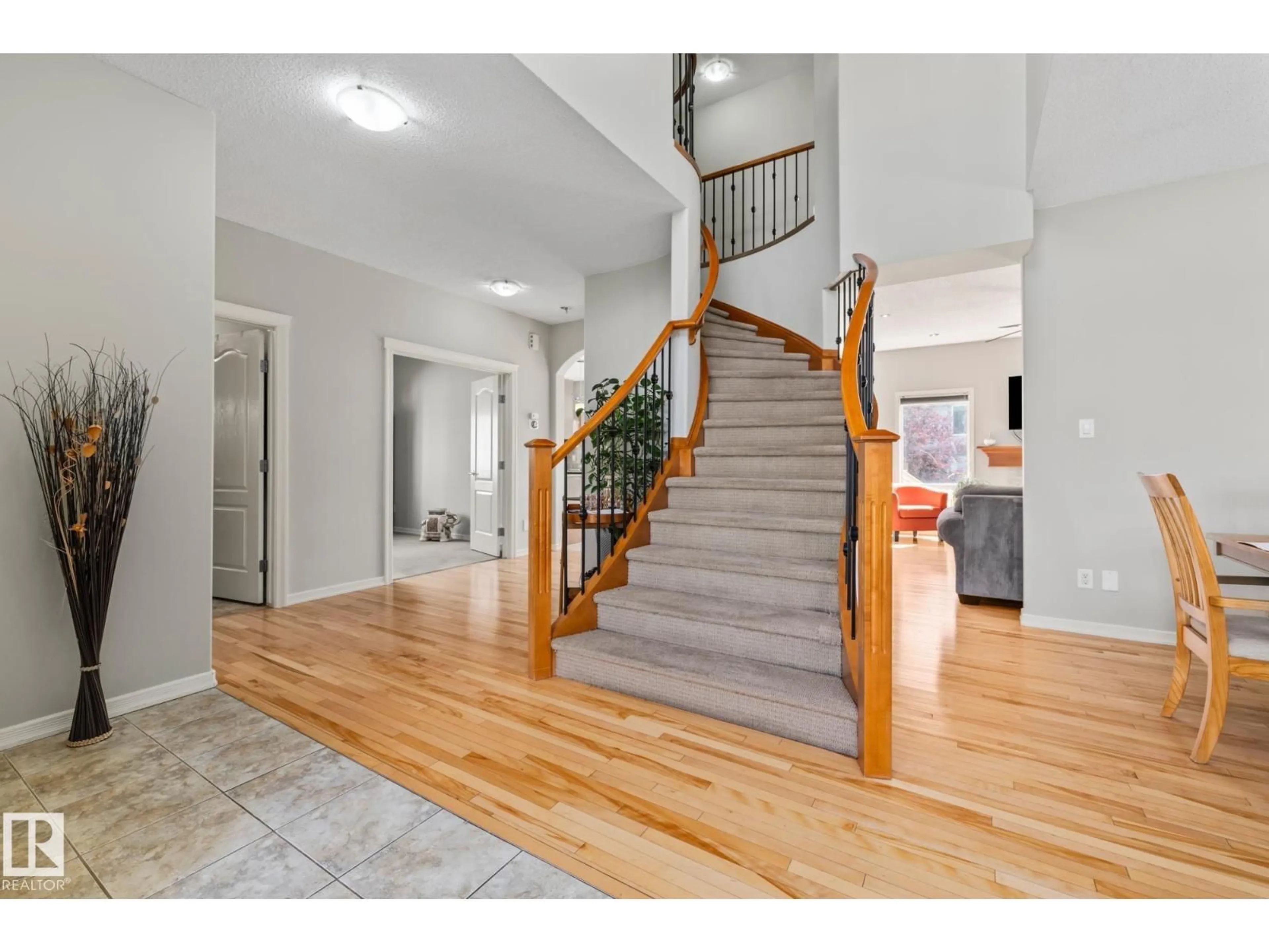 Indoor foyer for 6130 MAYNARD CR, Edmonton Alberta T6R0H8