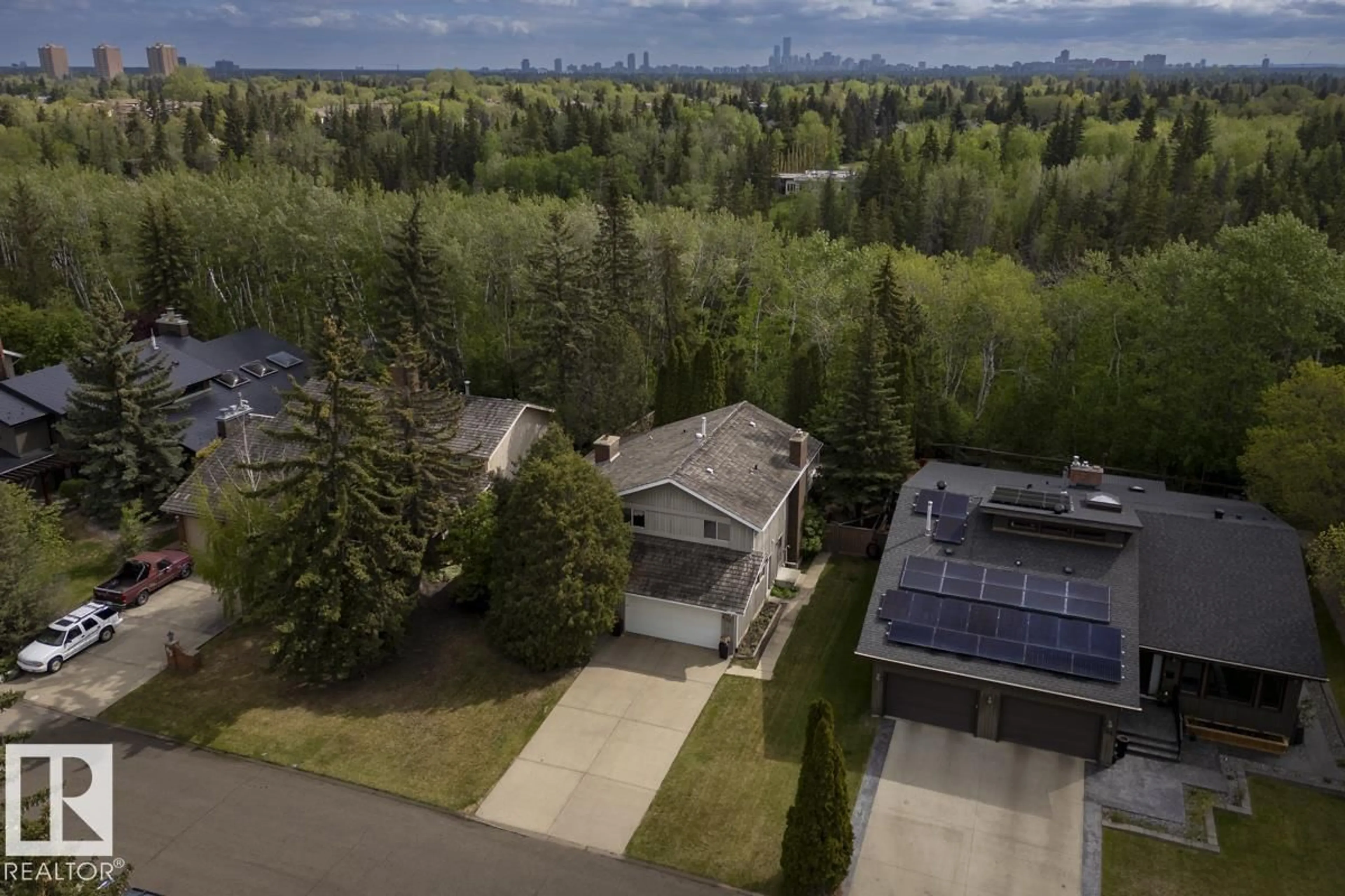 A pic from outside/outdoor area/front of a property/back of a property/a pic from drone, unknown for 39 WOLF CR, Edmonton Alberta T5T1E1