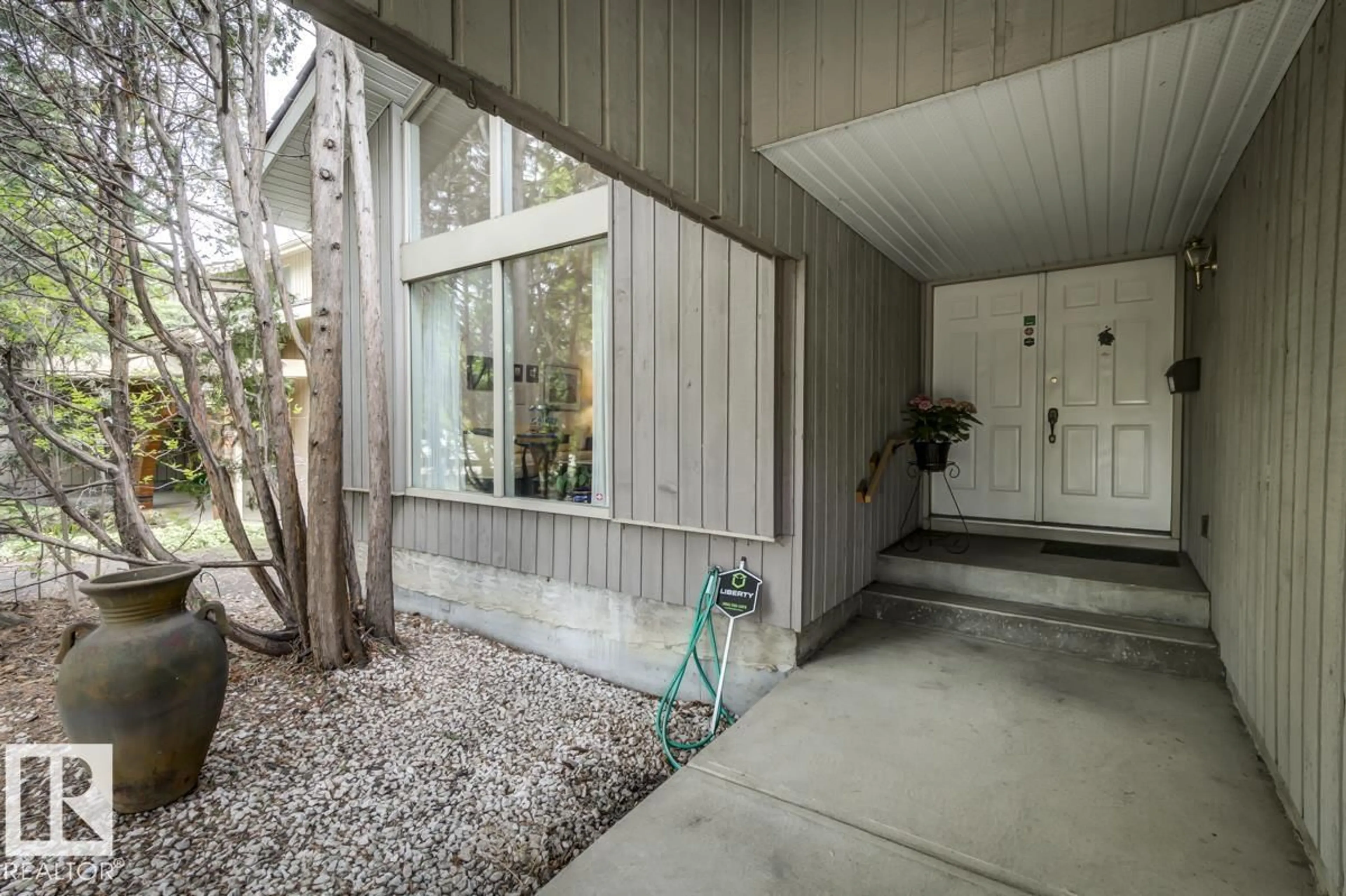 Indoor entryway for 39 WOLF CR, Edmonton Alberta T5T1E1