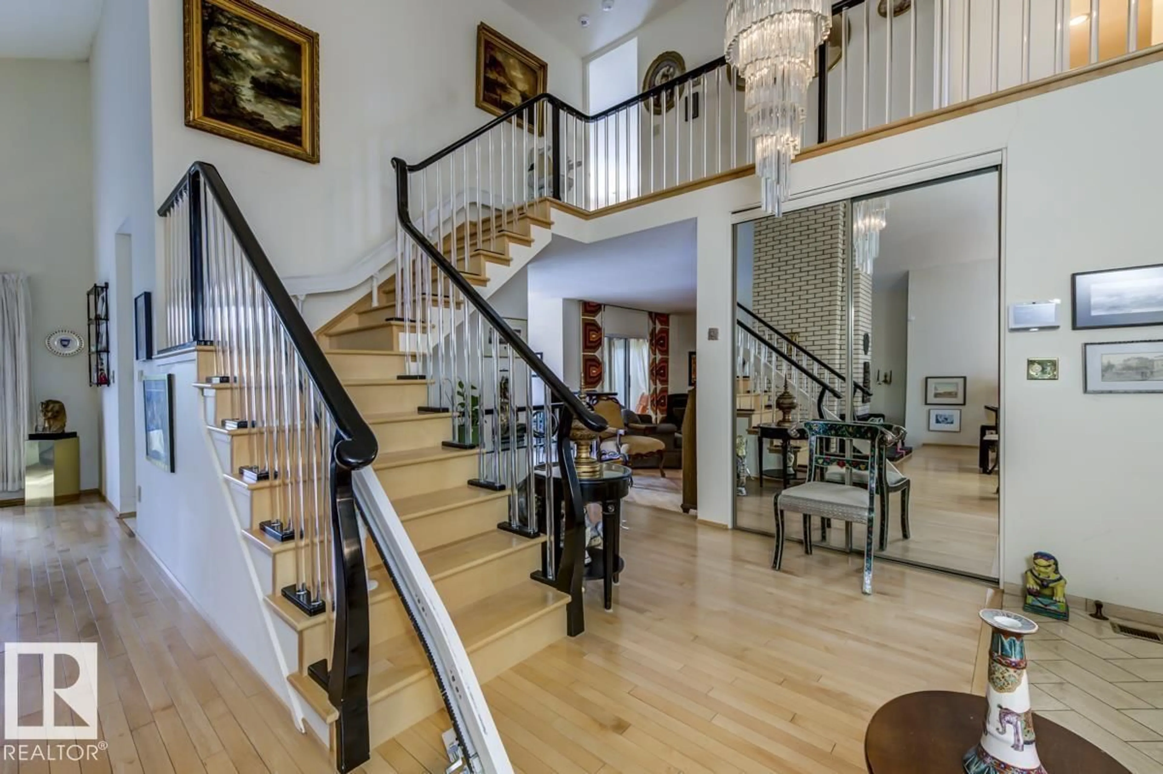 Indoor foyer for 39 WOLF CR, Edmonton Alberta T5T1E1