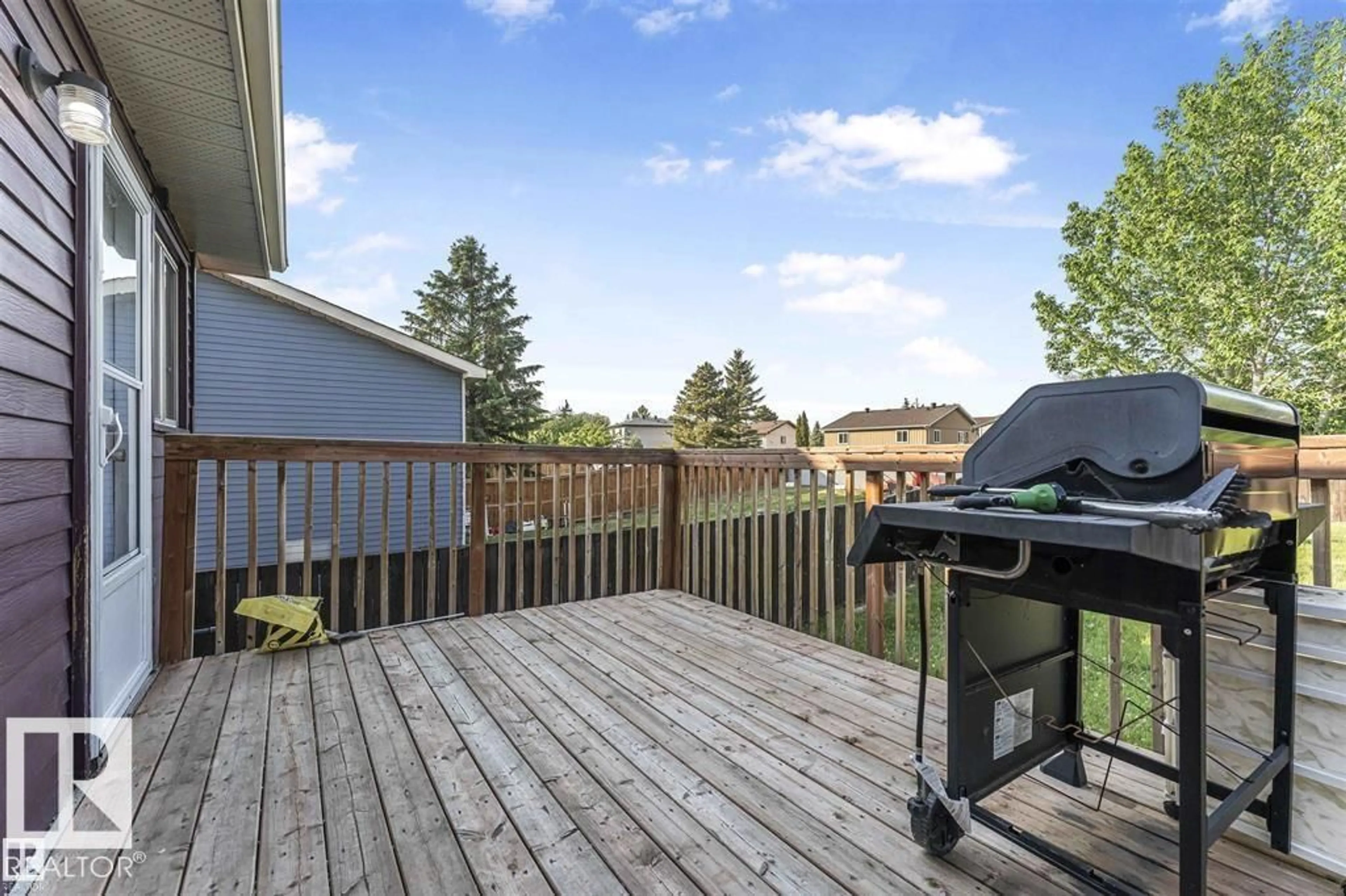 Patio, unknown for 4912 36 AV, Edmonton Alberta T6L3S5