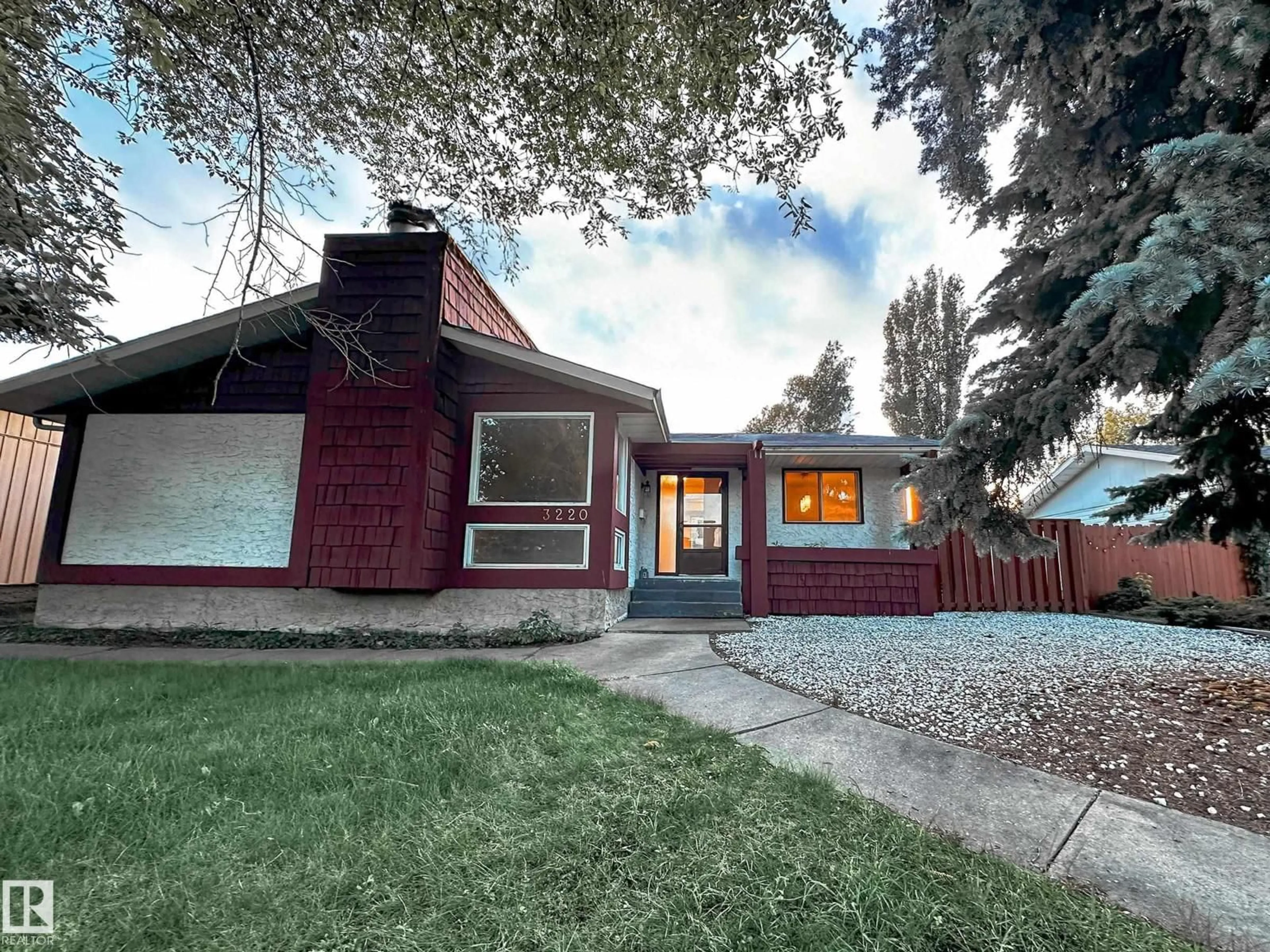 Home with vinyl exterior material, street for NW - 3220 114 ST, Edmonton Alberta T6J3H6