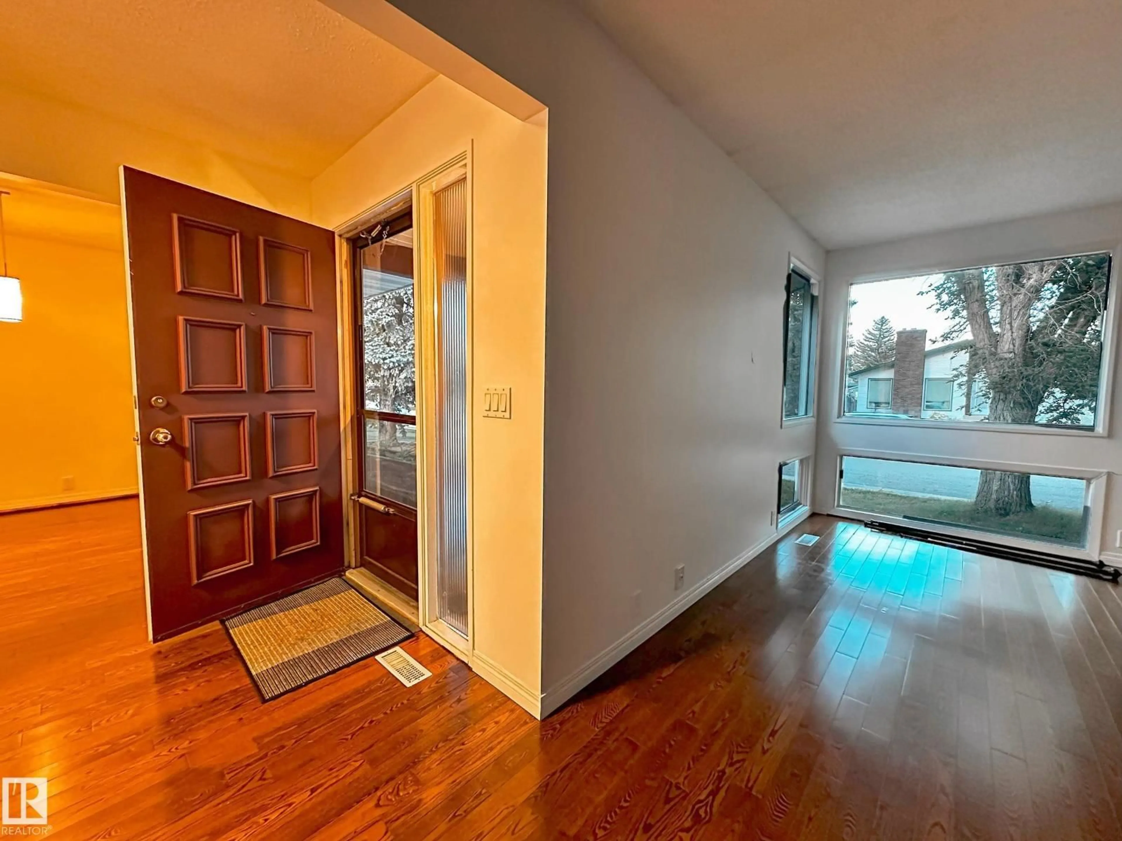 Indoor entryway for NW - 3220 114 ST, Edmonton Alberta T6J3H6