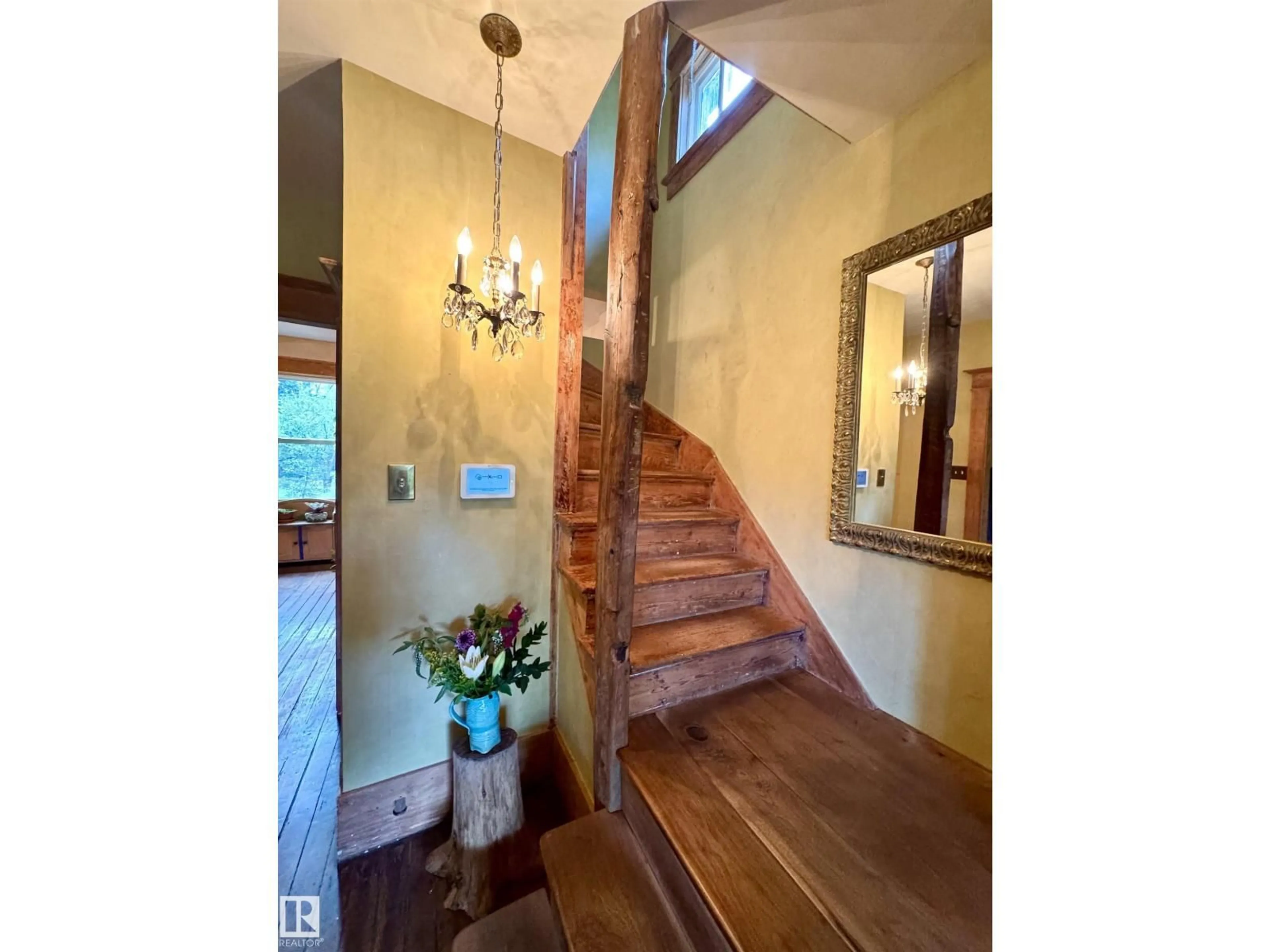 Indoor foyer for NW - 7024 105A ST, Edmonton Alberta T6H2R5