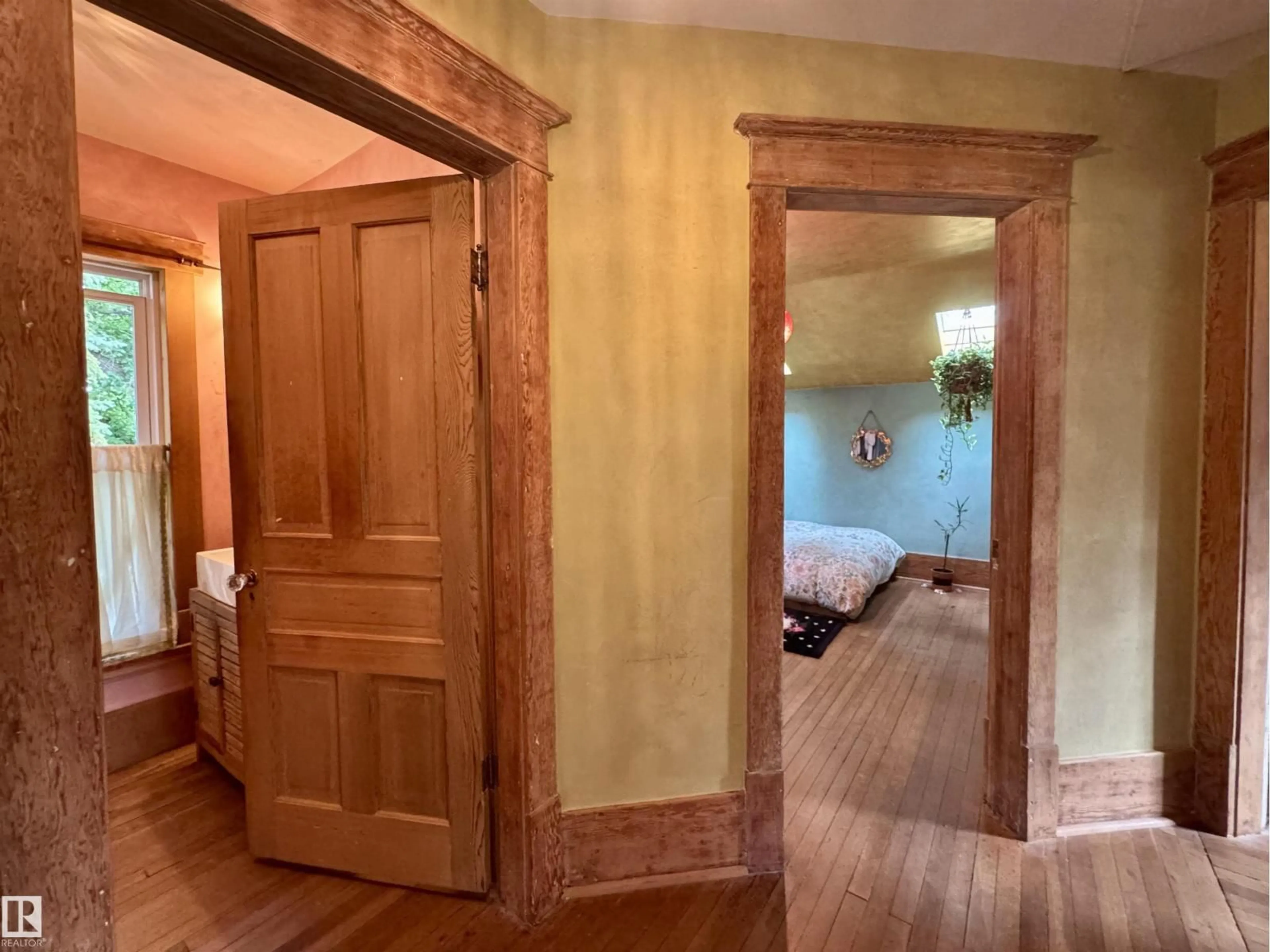 Indoor entryway for NW - 7024 105A ST, Edmonton Alberta T6H2R5