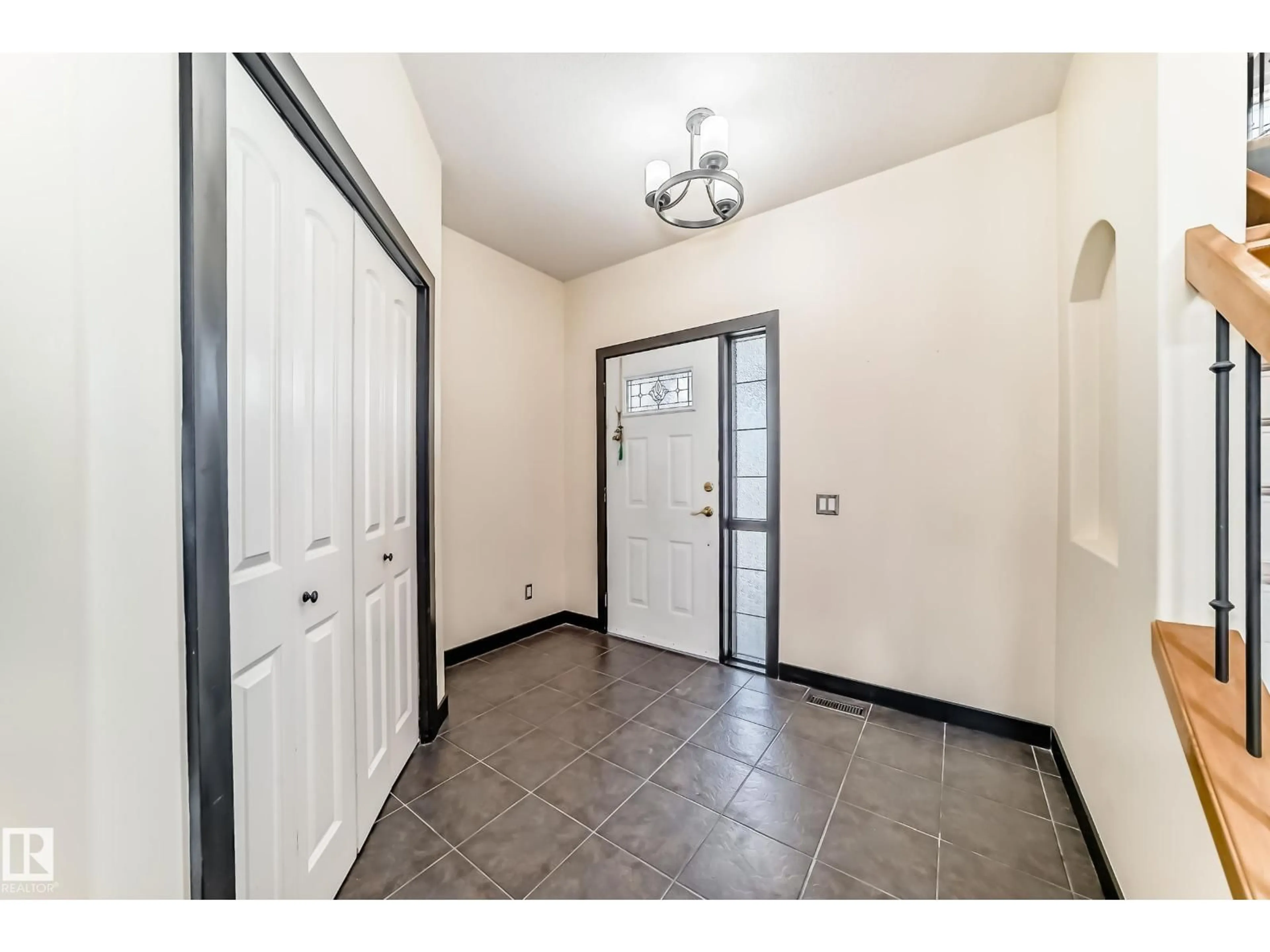 Indoor entryway for 4022 45 ST, Stony Plain Alberta T7Z0B4