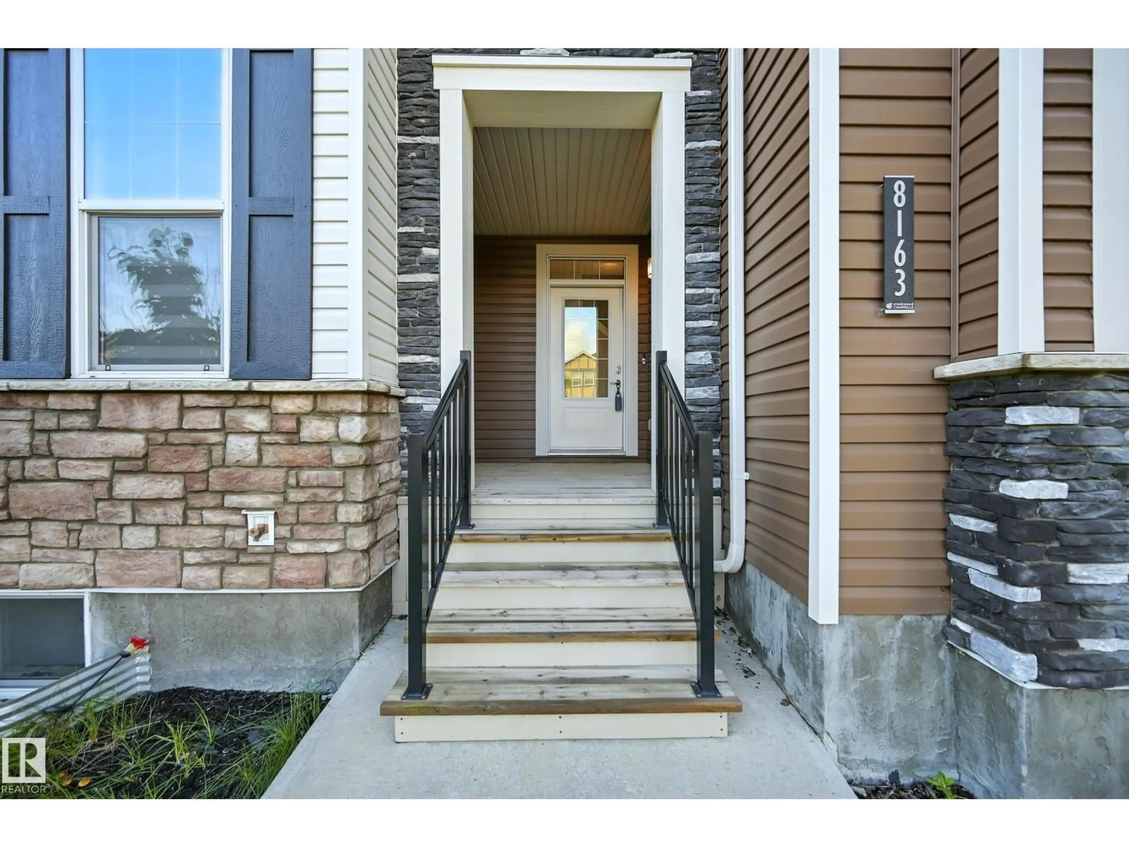 Indoor entryway for 8163 CHAPELLE WY, Edmonton Alberta T6W3L7