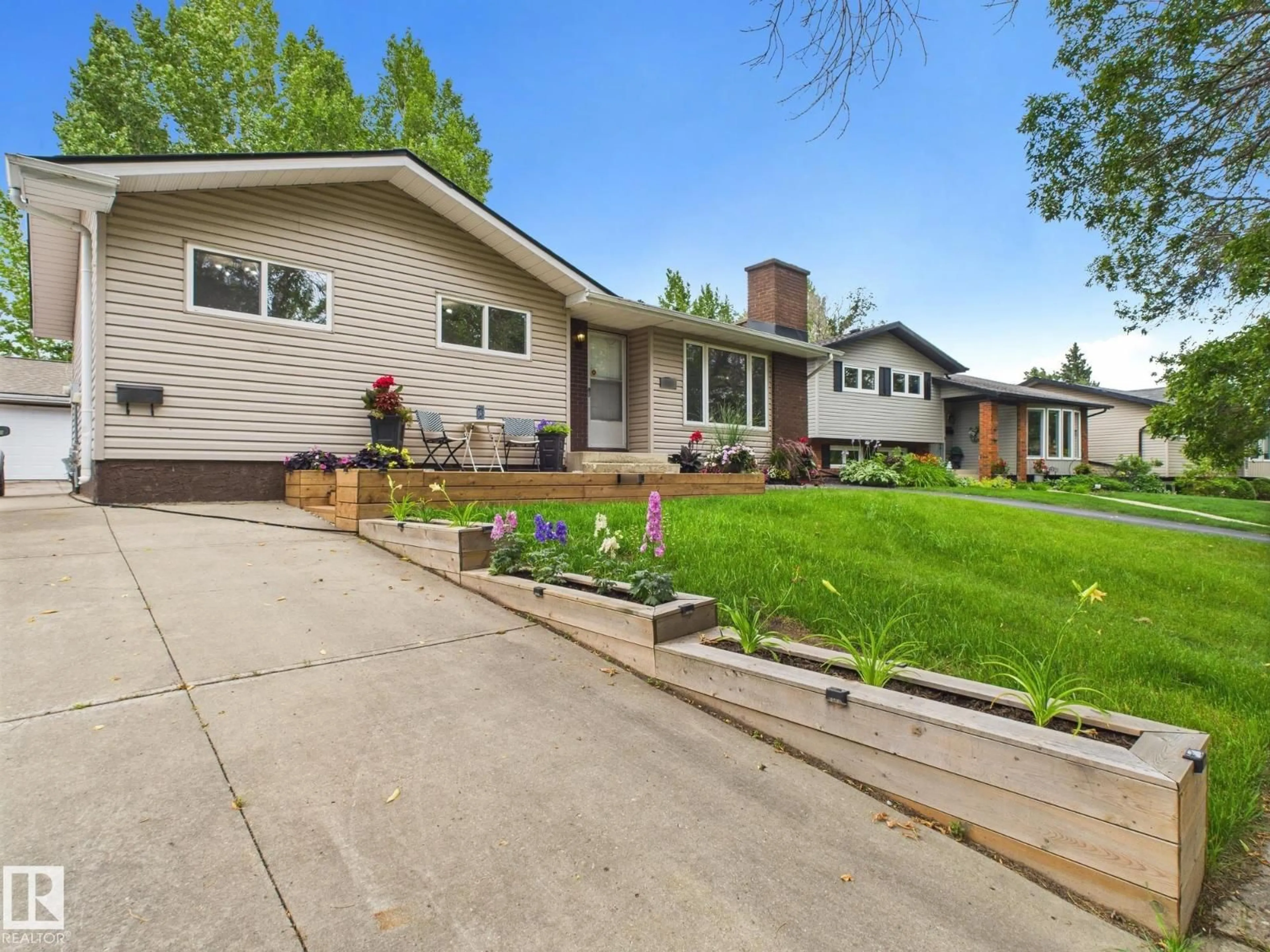 Home with vinyl exterior material, street for 8525 92 ST, Fort Saskatchewan Alberta T8L1A1
