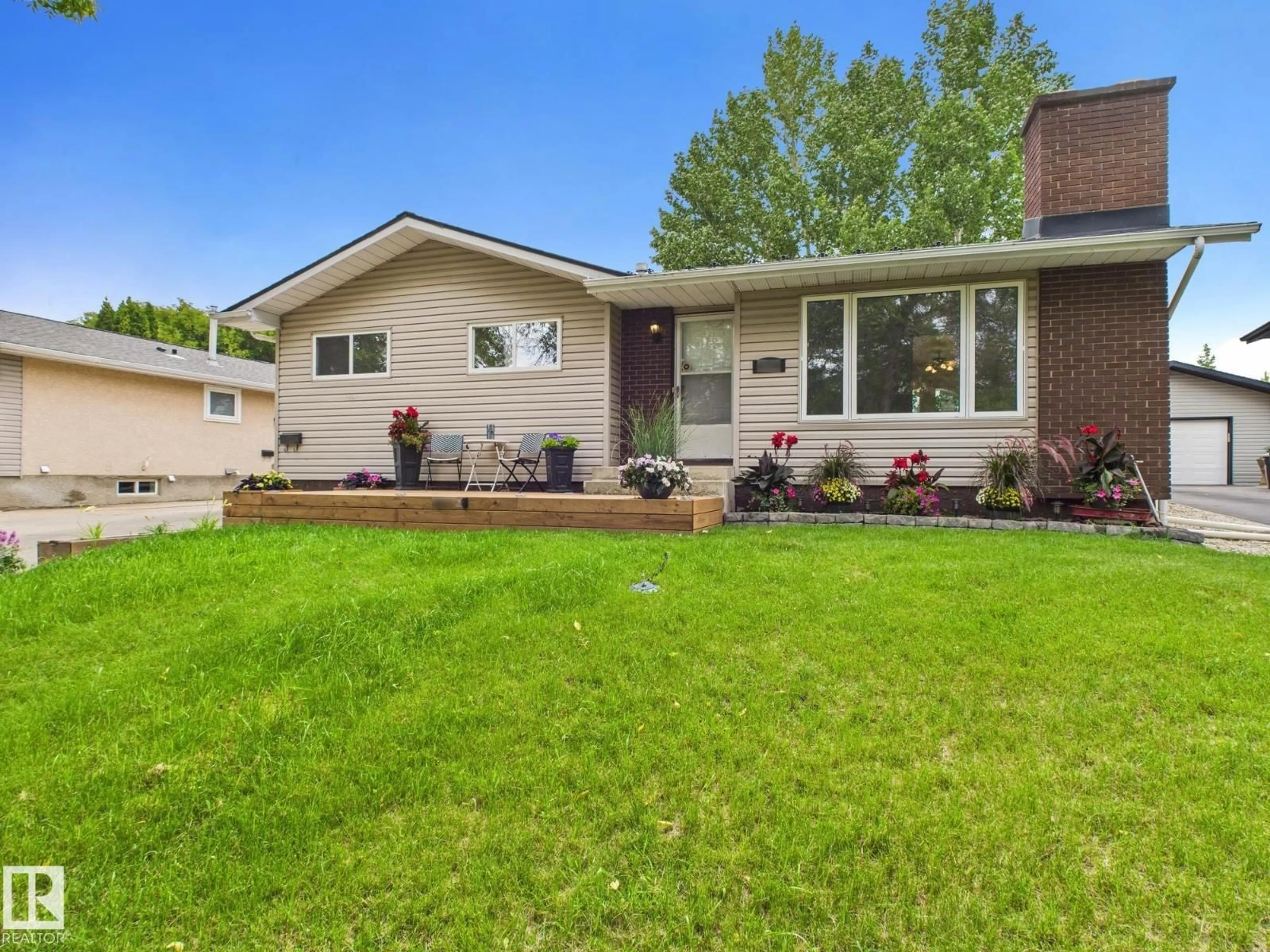 Home with vinyl exterior material, street for 8525 92 ST, Fort Saskatchewan Alberta T8L1A1