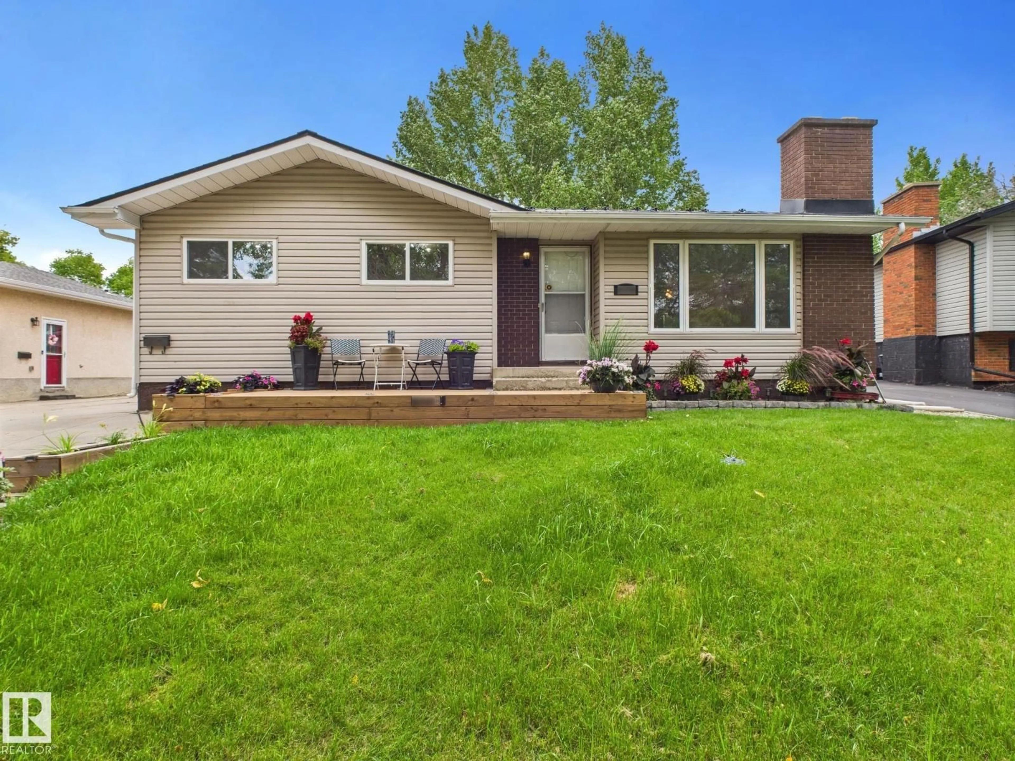 Home with vinyl exterior material, street for 8525 92 ST, Fort Saskatchewan Alberta T8L1A1