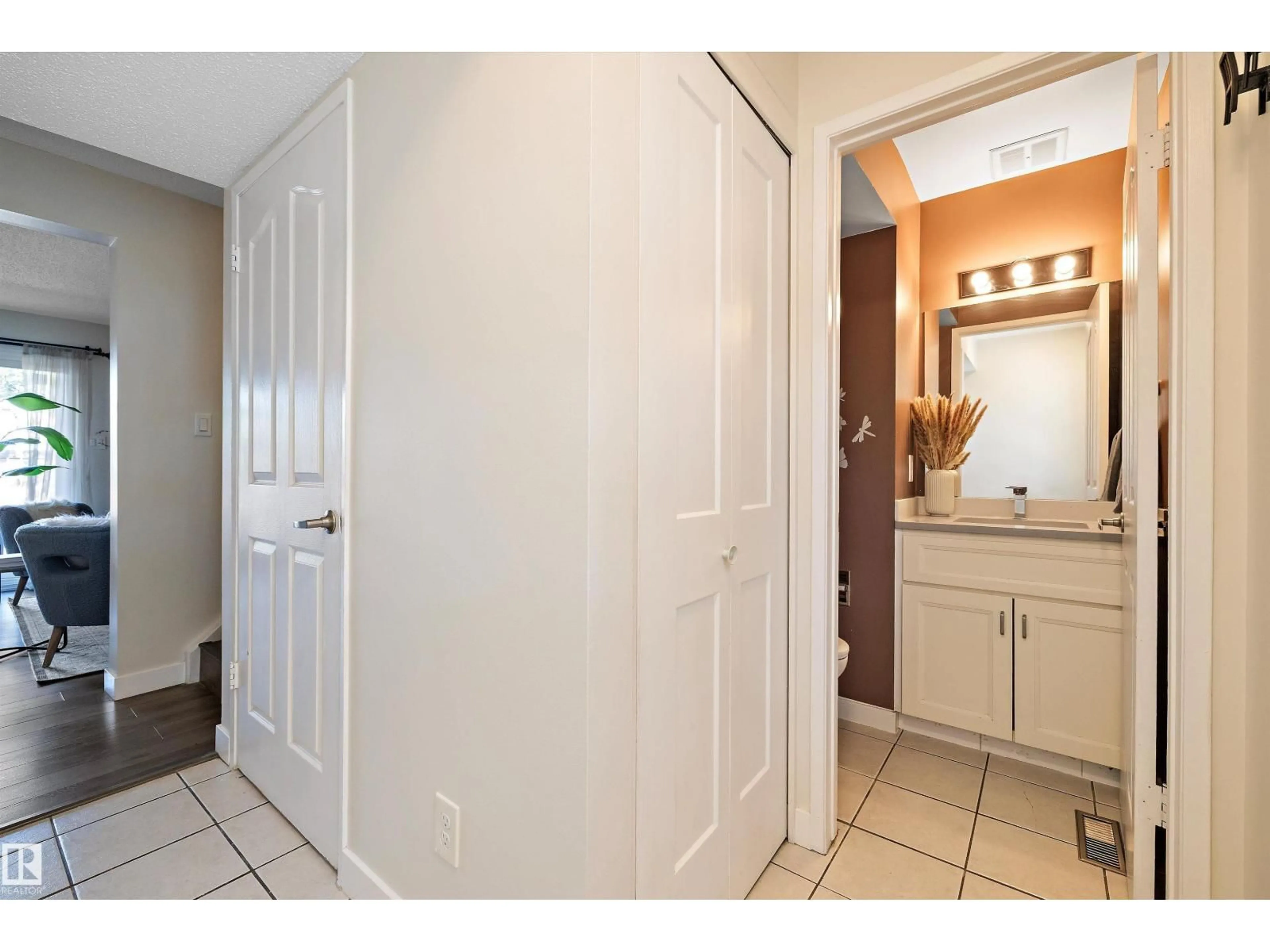Indoor entryway for 18365 66 AV, Edmonton Alberta T5T1Z5