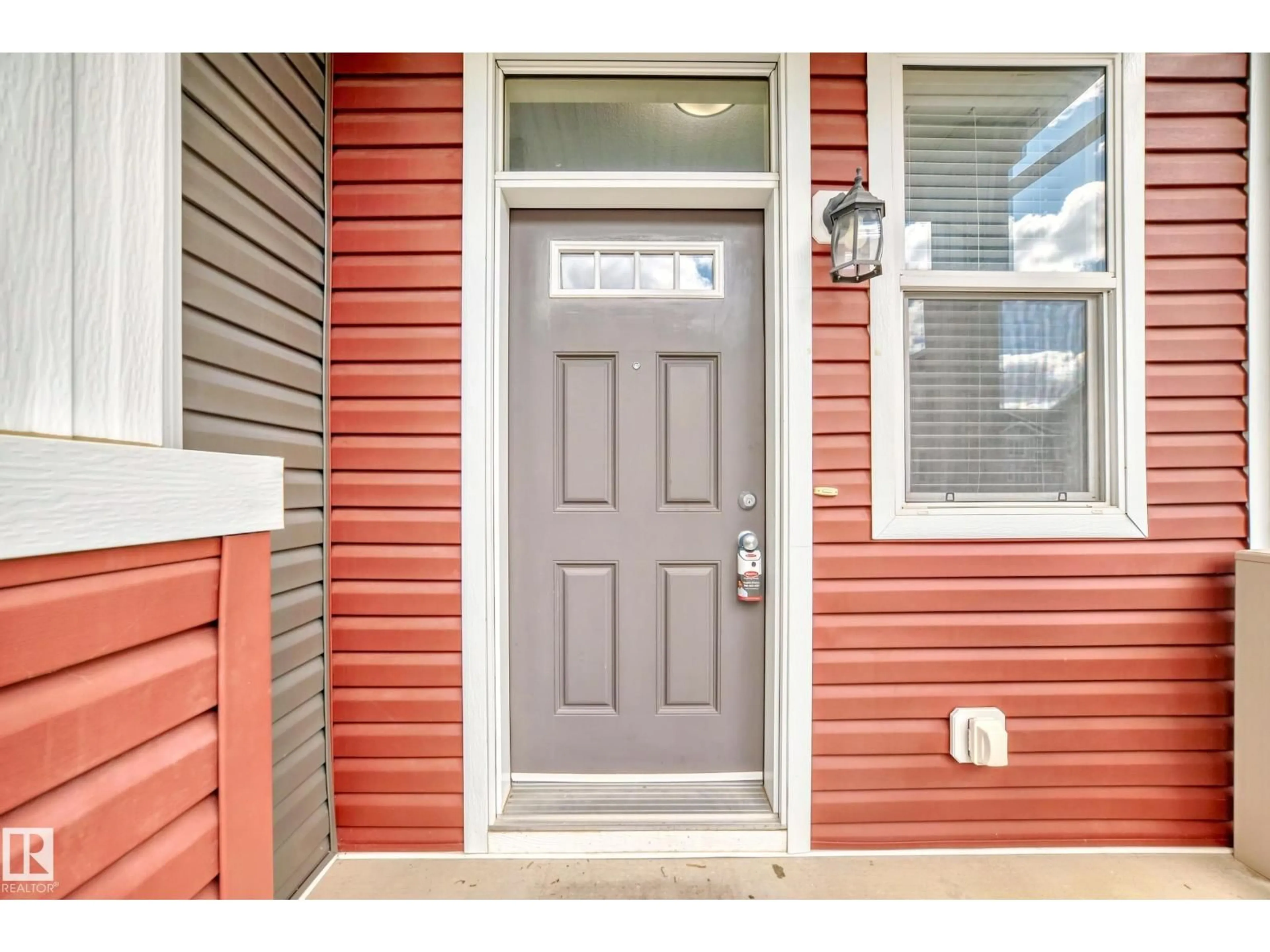 Indoor entryway for #89 - 2905 141 ST, Edmonton Alberta T6W3M4