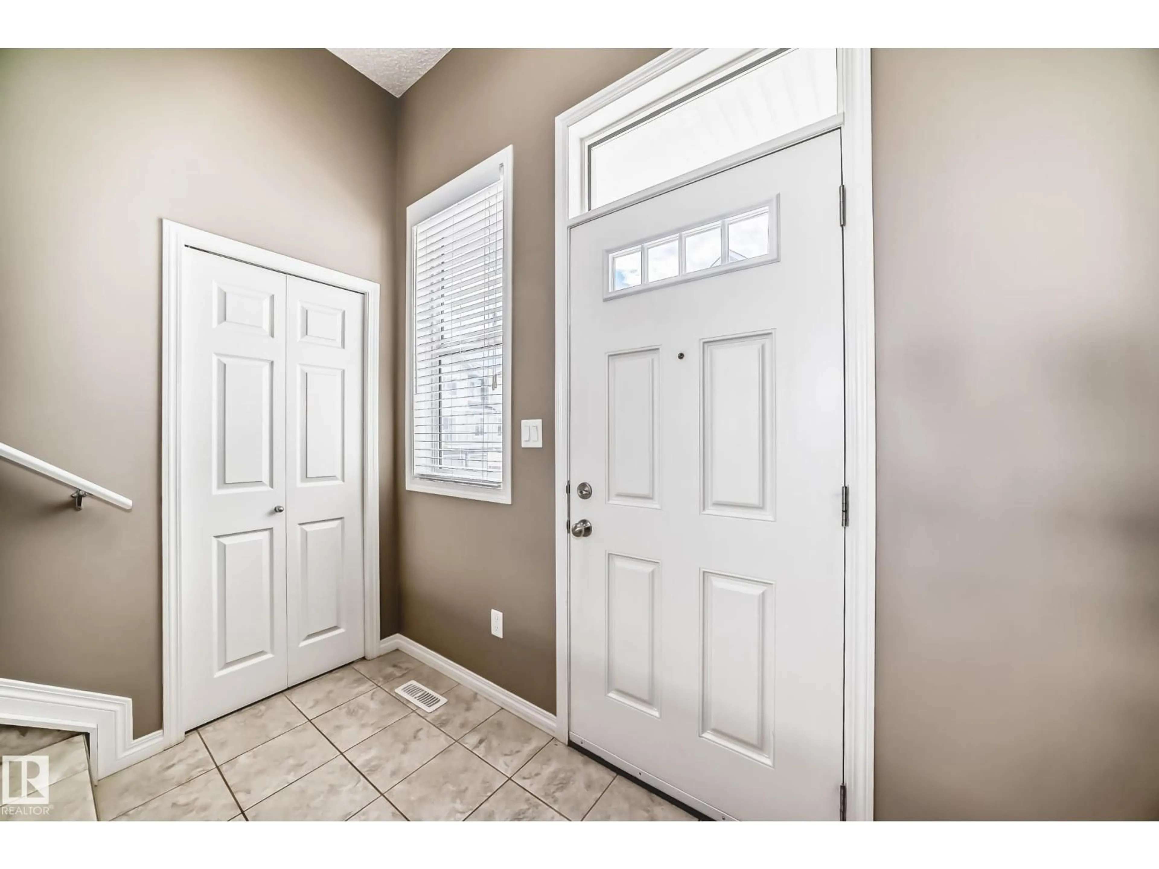 Indoor entryway for #89 - 2905 141 ST, Edmonton Alberta T6W3M4