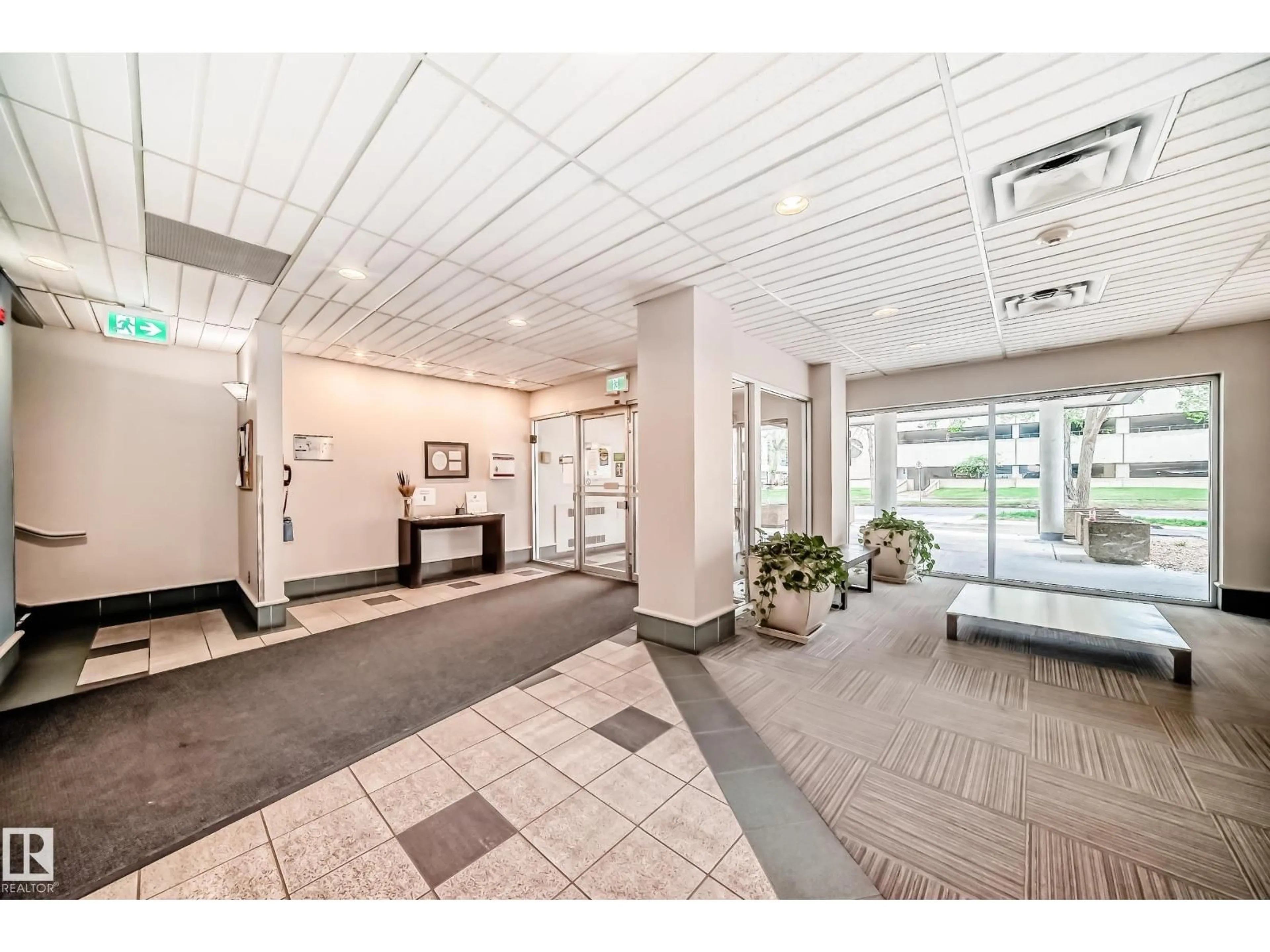 Indoor foyer for 504 - 9940 112 ST NW, Edmonton Alberta T5K1L8