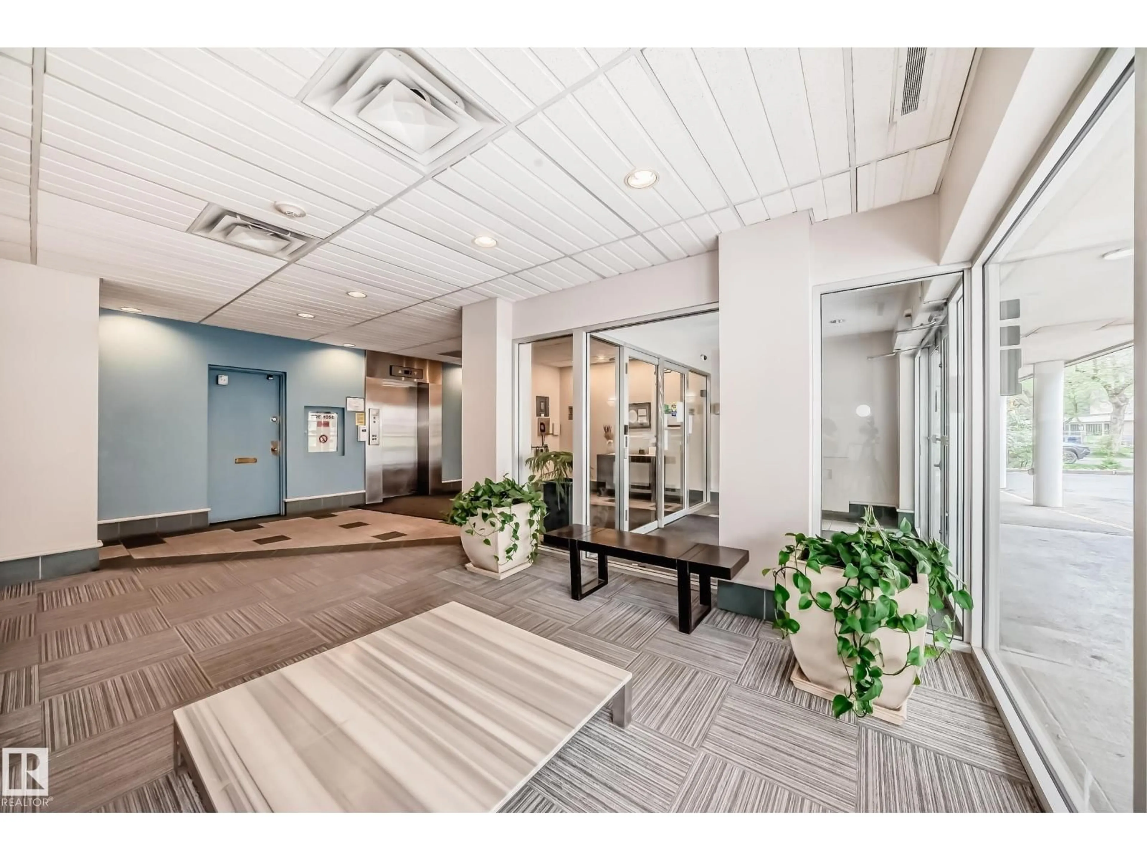 Indoor foyer for 504 - 9940 112 ST NW, Edmonton Alberta T5K1L8