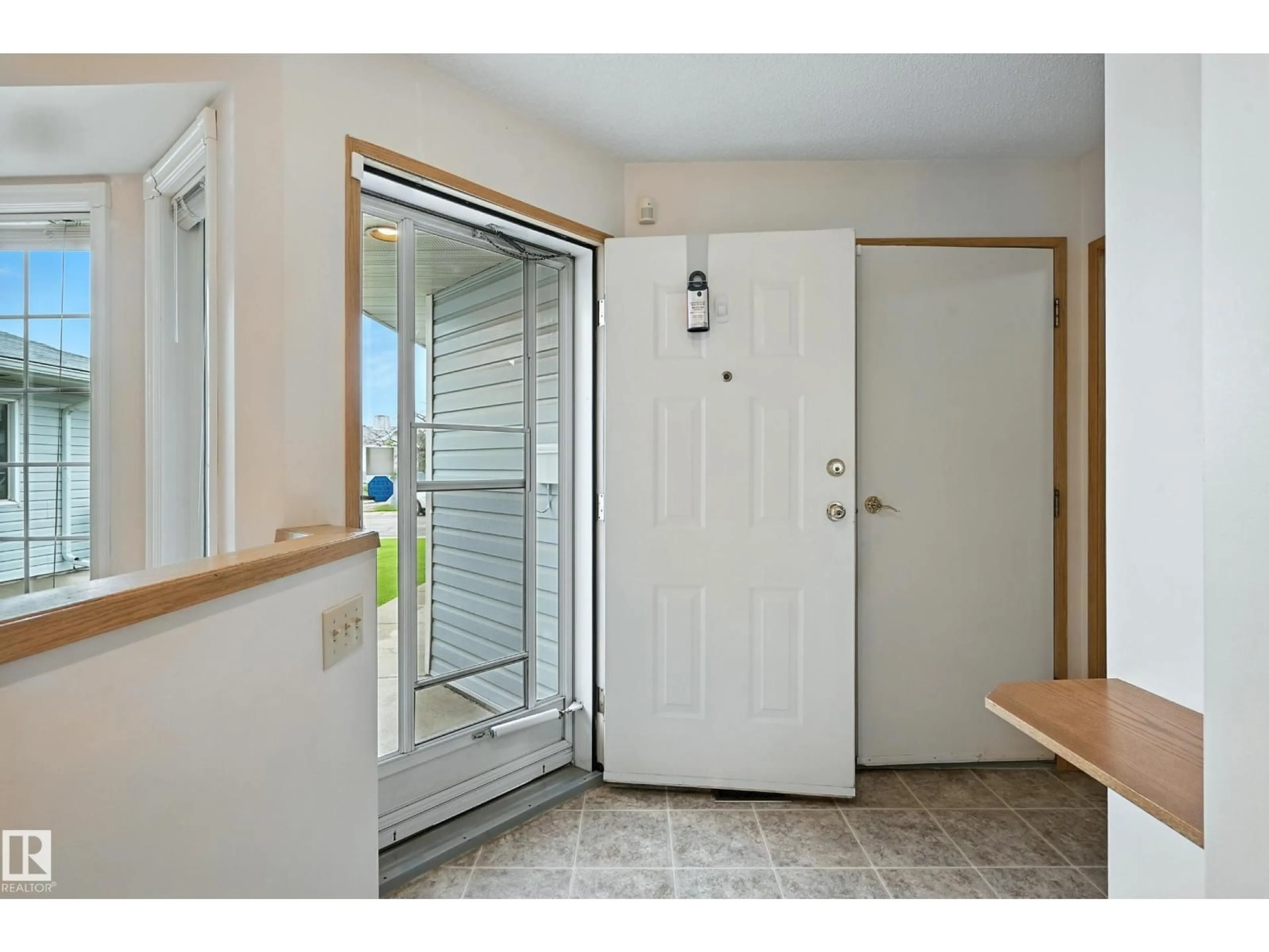 Indoor entryway for 7511 137A AV NW, Edmonton Alberta T5C3R4