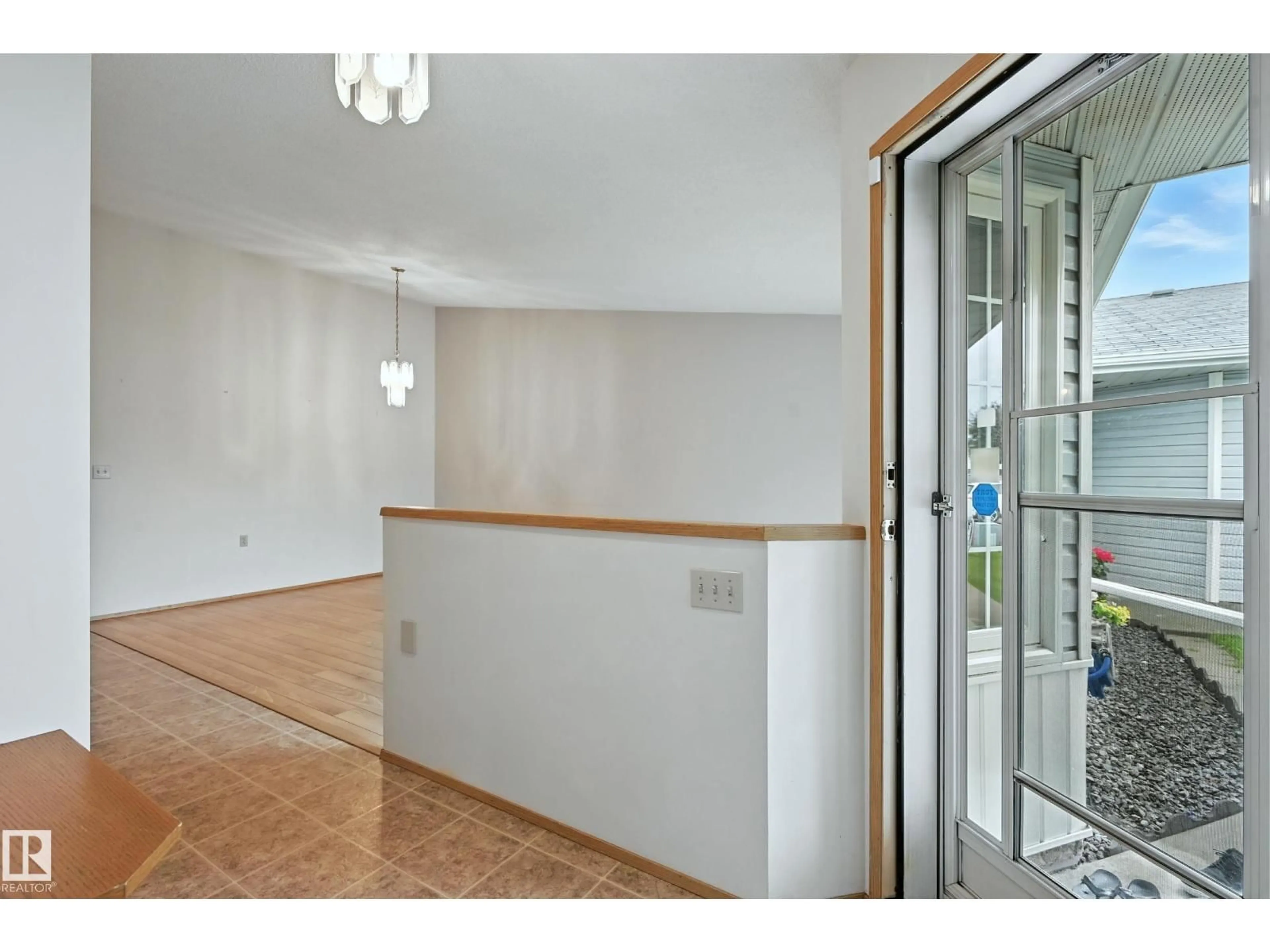 Indoor foyer for 7511 137A AV NW, Edmonton Alberta T5C3R4