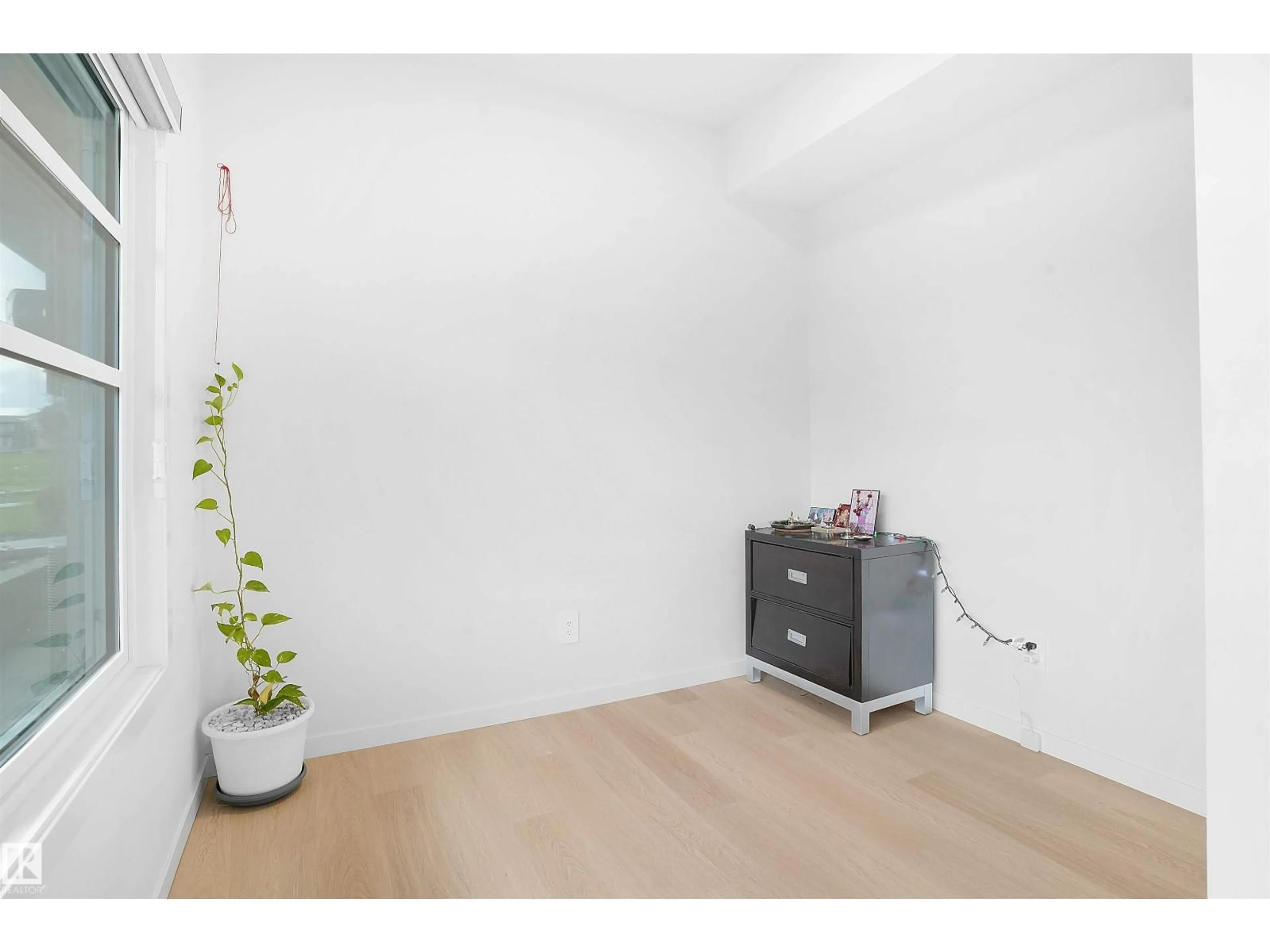 A pic of a room for SW - 510 37 ST, Edmonton Alberta T6X3B2