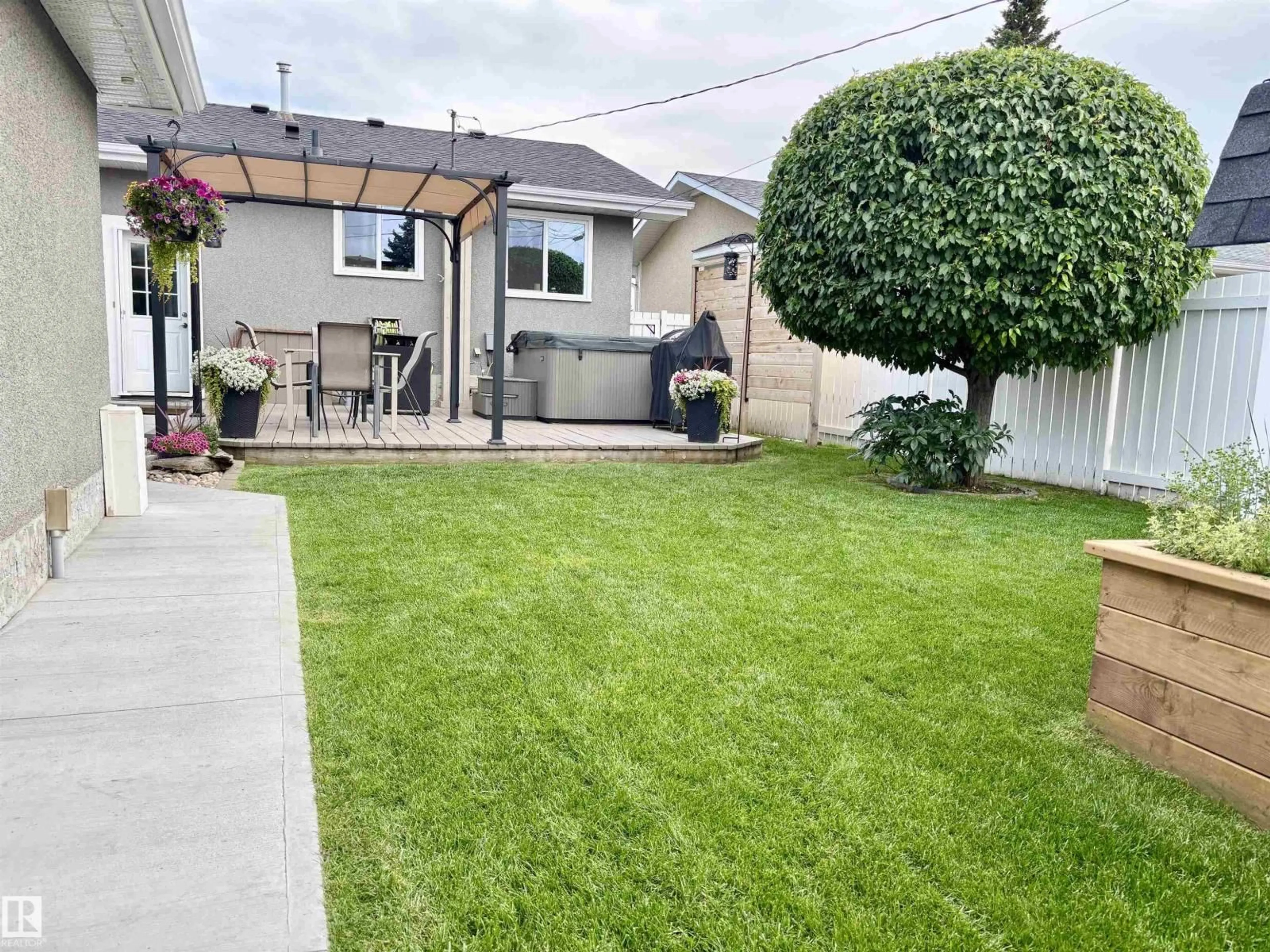 Patio, street for 20 CAPRI RD, Leduc Alberta T9E4M1