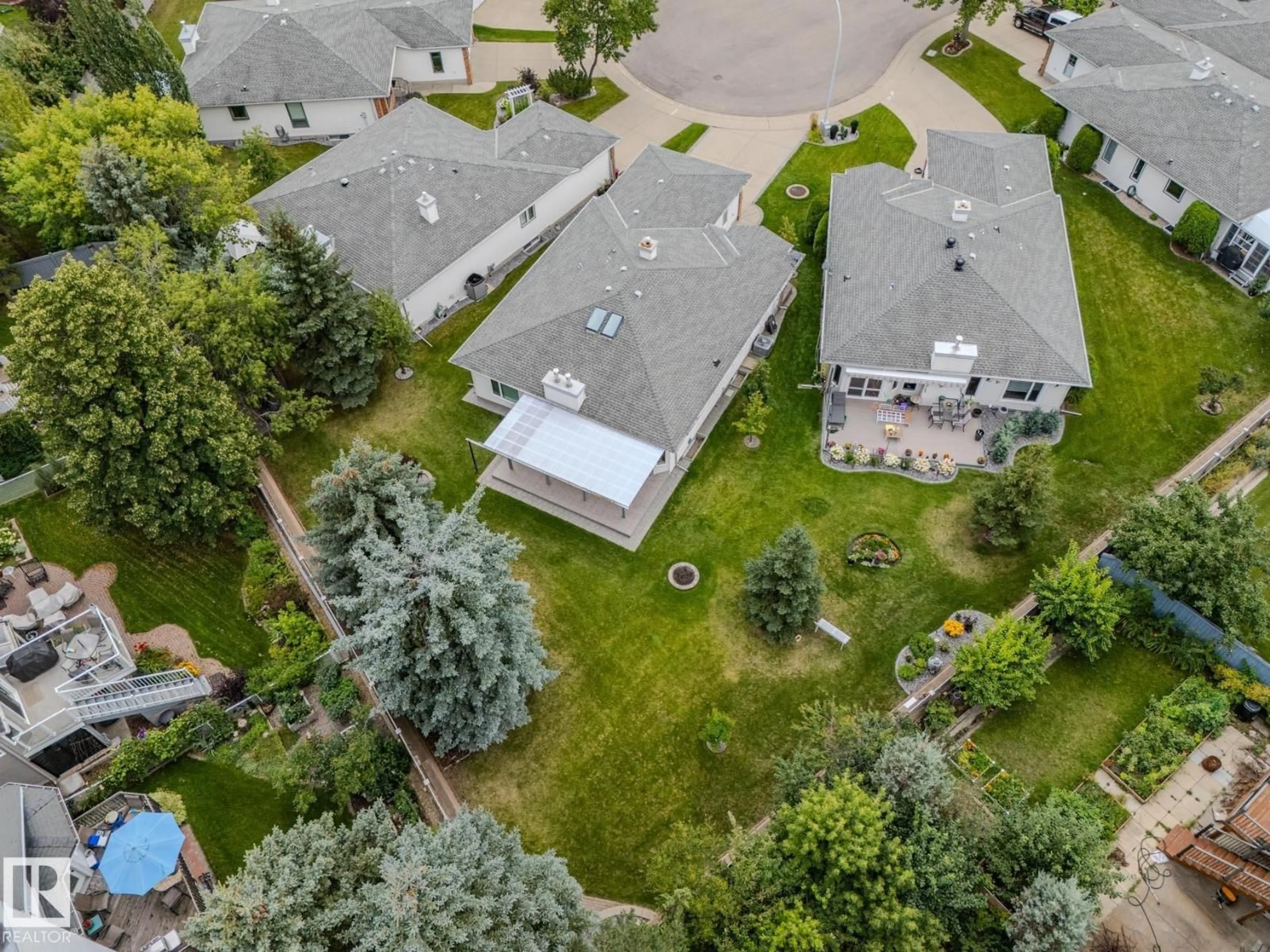 A pic from outside/outdoor area/front of a property/back of a property/a pic from drone, street for 631 REVELL WD, Edmonton Alberta T6R2H9