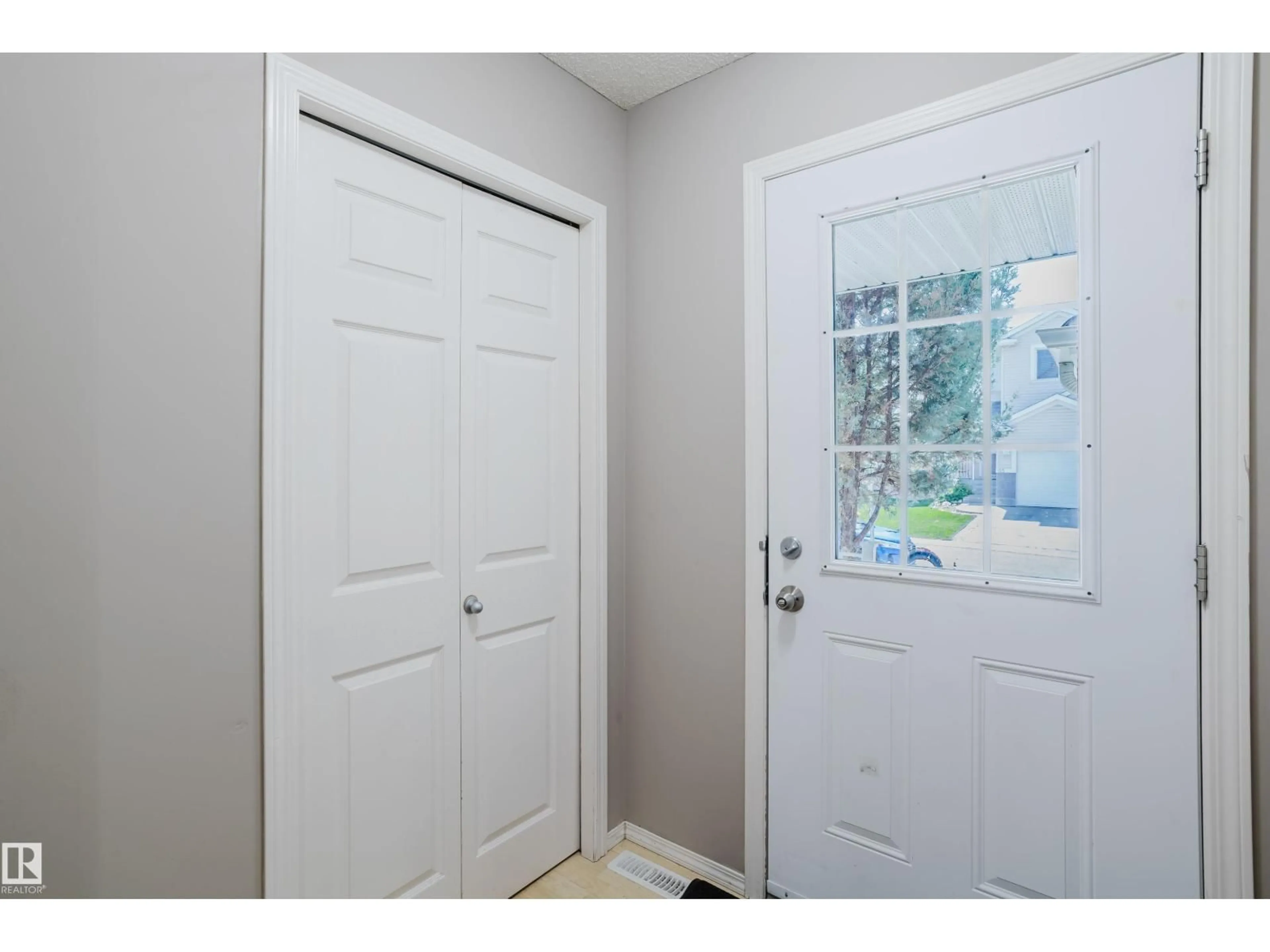 Indoor entryway for #22 - 287 MACEWAN RD, Edmonton Alberta T6W1T4