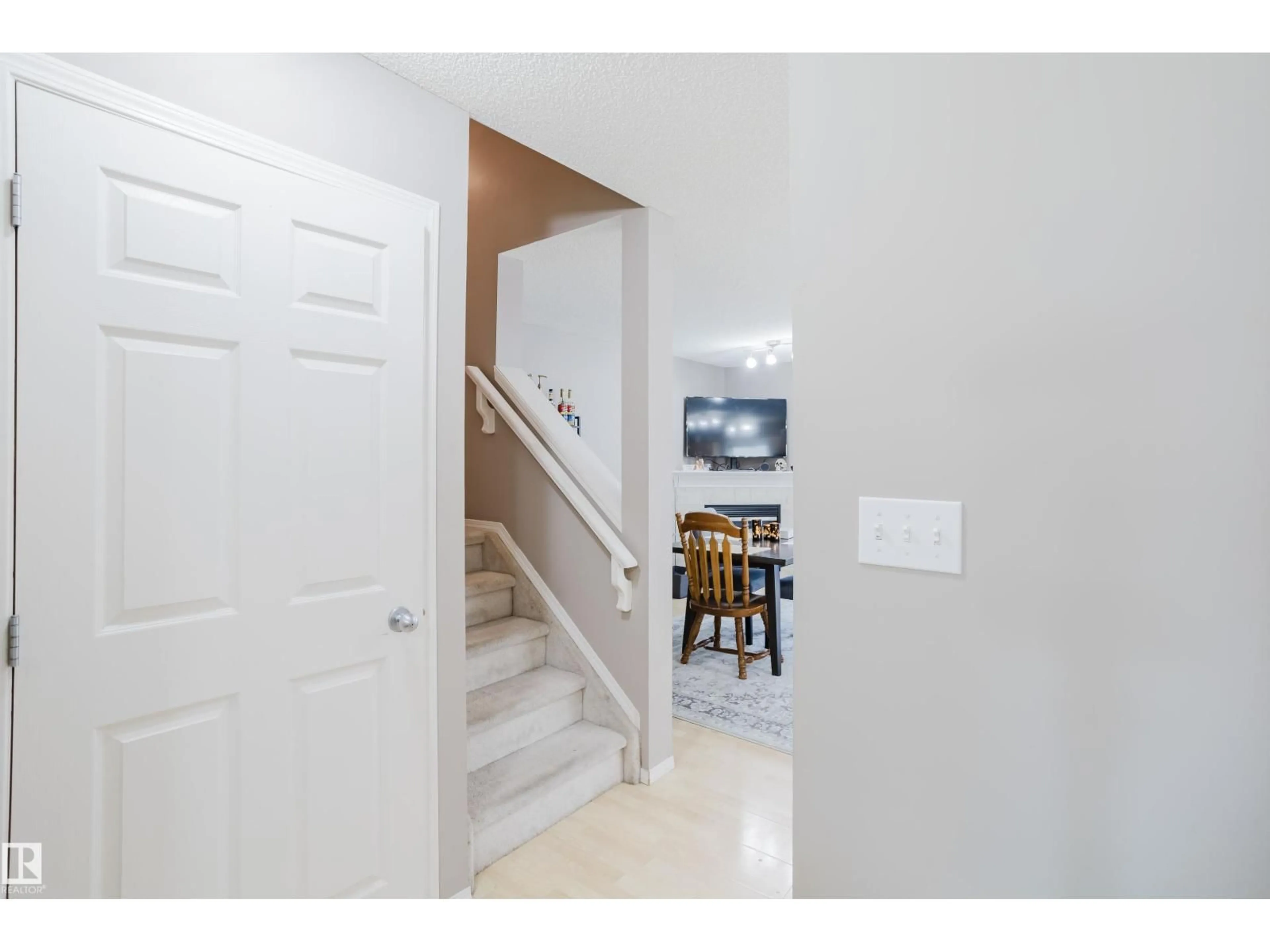 Indoor entryway for #22 - 287 MACEWAN RD, Edmonton Alberta T6W1T4